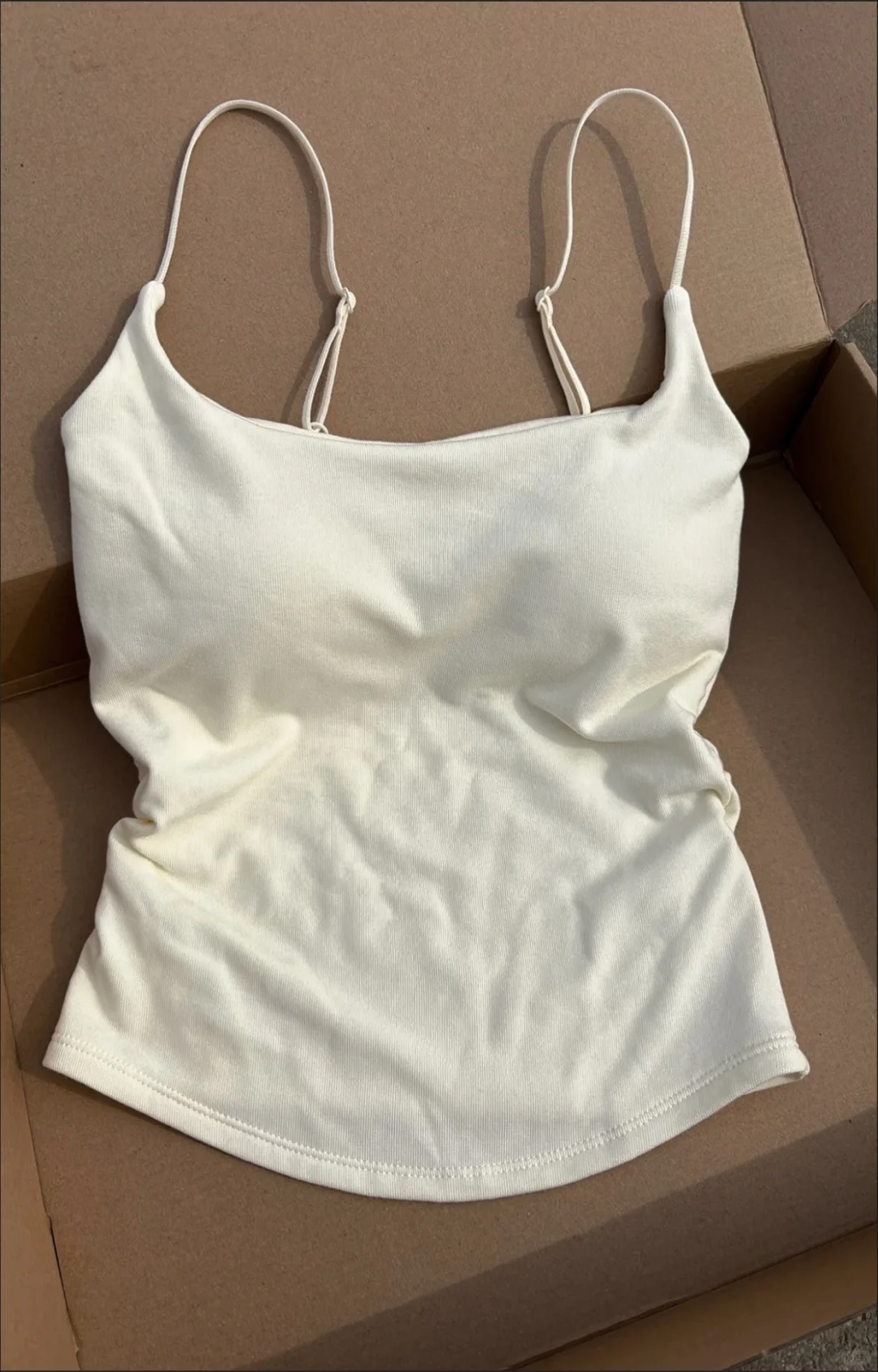 女大学生闲置自带胸垫吊带背心，直出