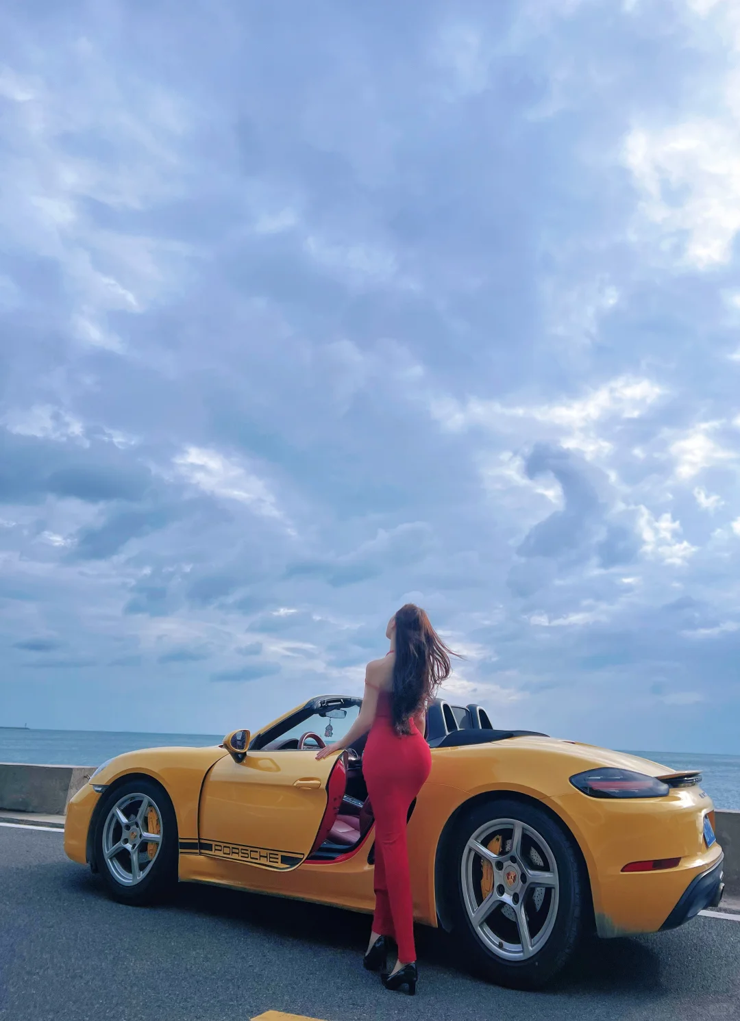 谁说开不了跑车的辣妹？！