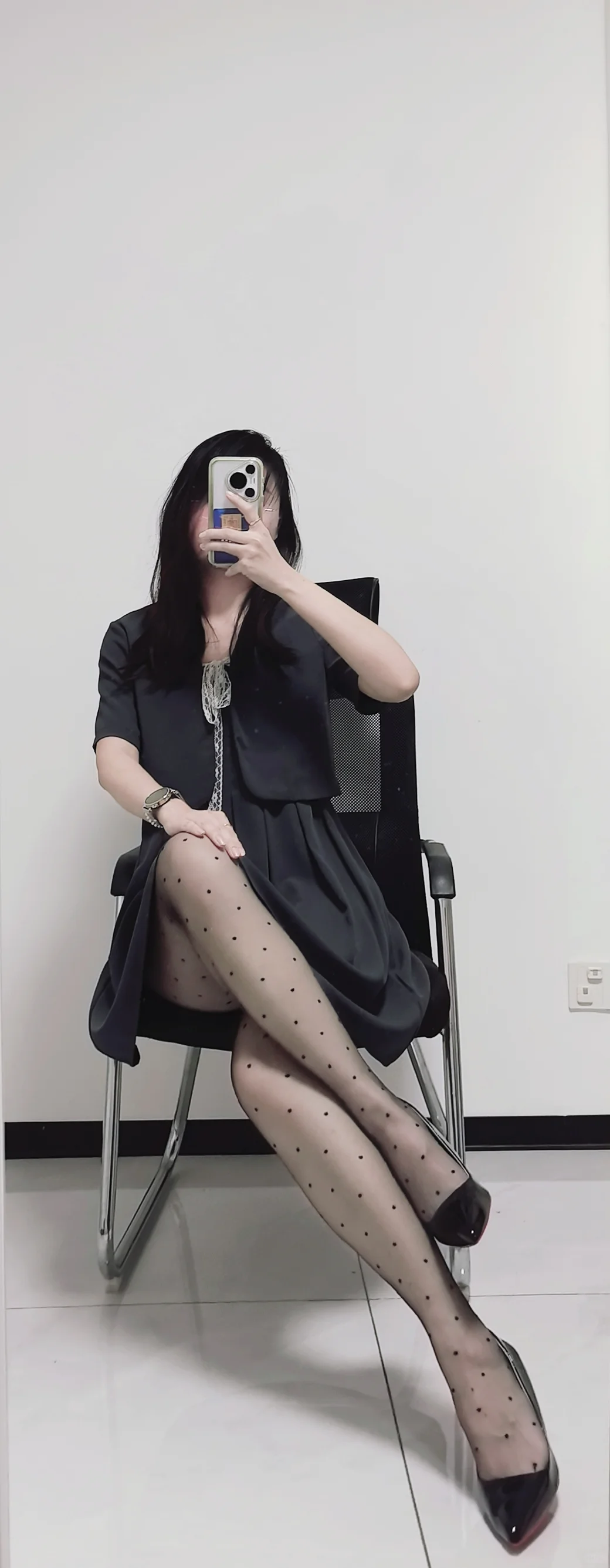 职场轻熟风｜灰调套装+波点丝袜的小心机