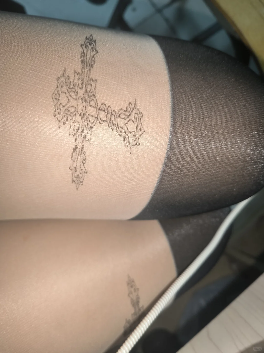 肉肉腿把丝袜十字架印花扯变形了