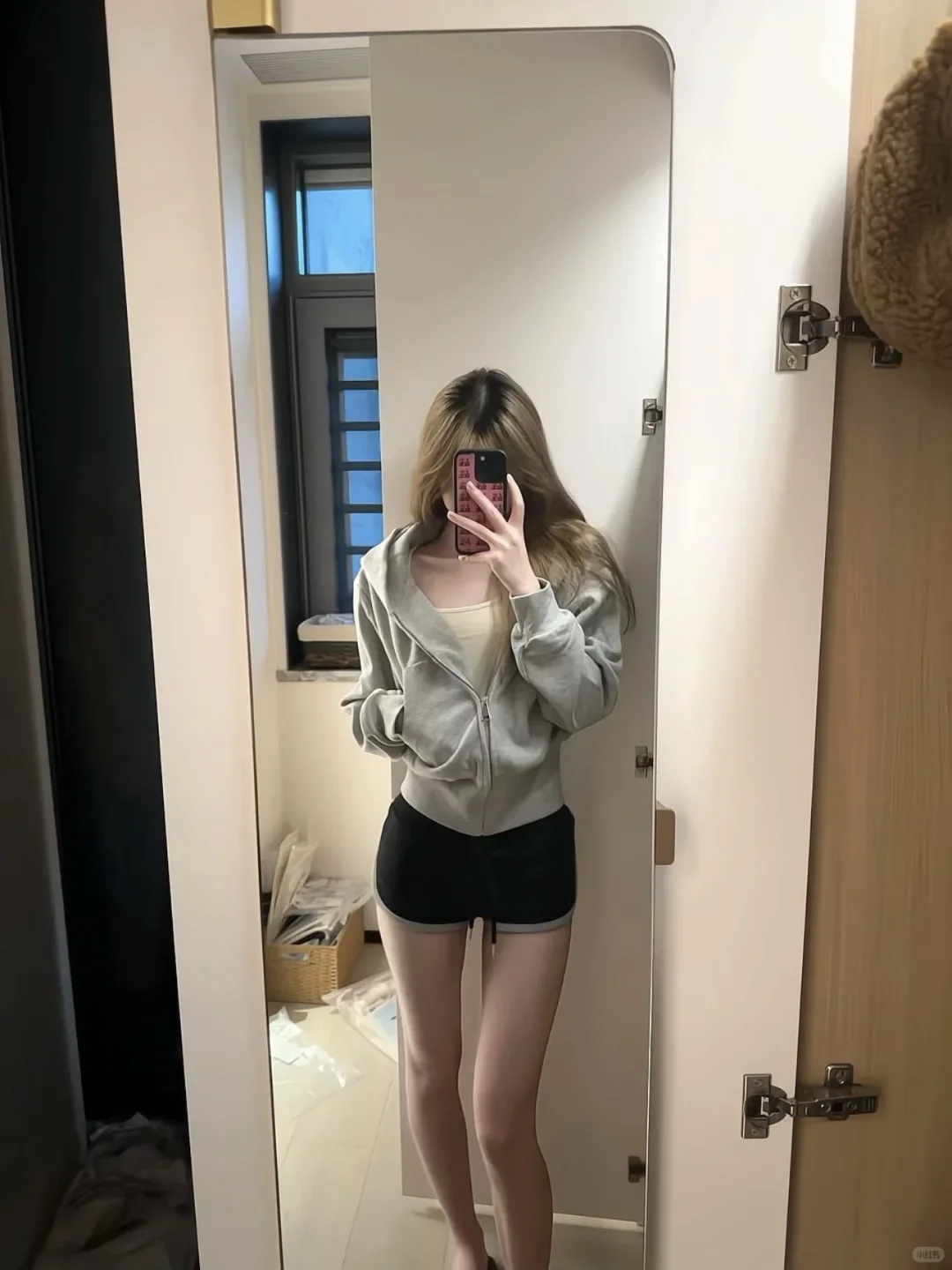 这件白灰色连帽短外套简直是显腰神衣！