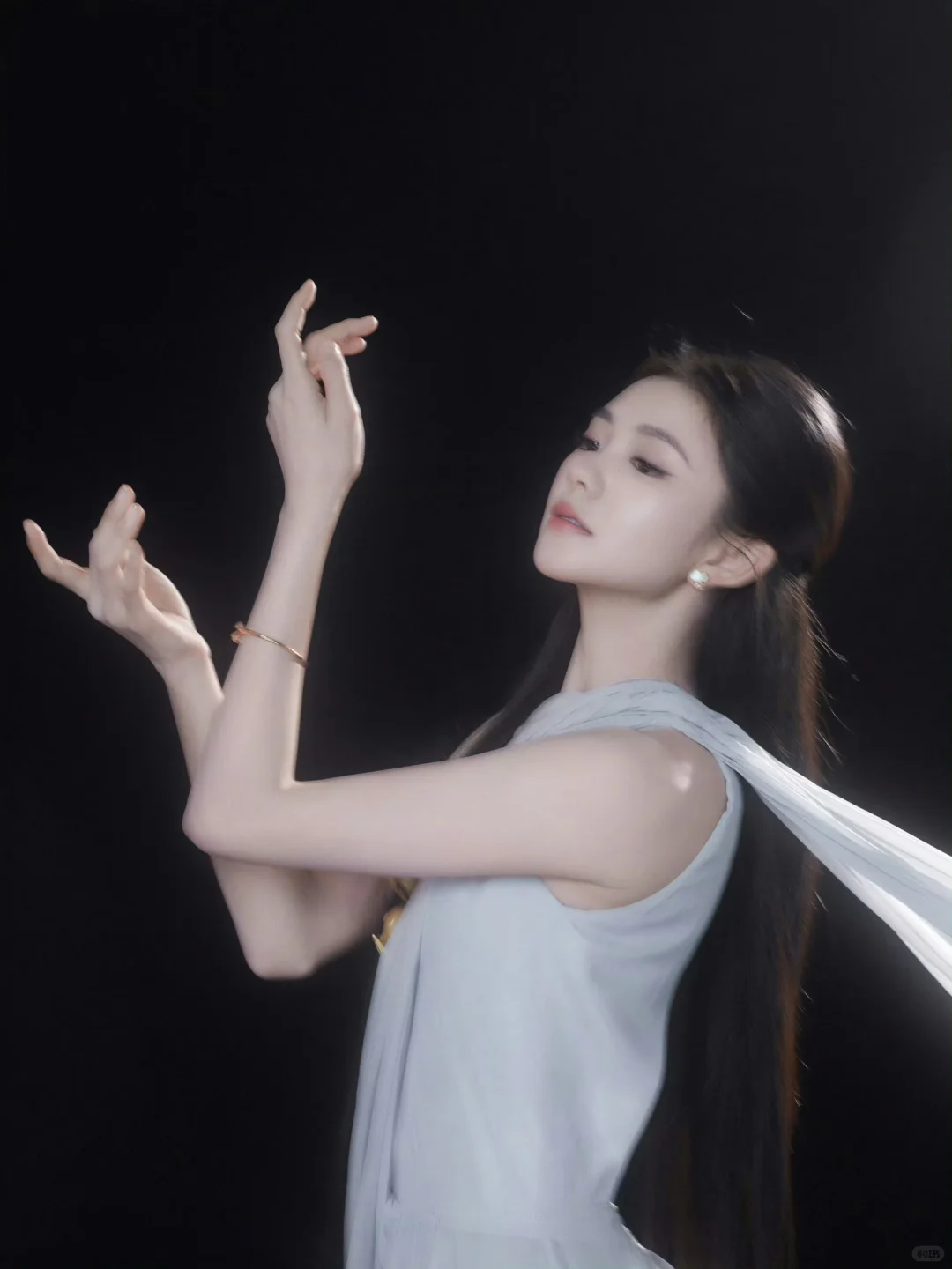 刘浩存 易碎感仙颜柔纱腰臀线