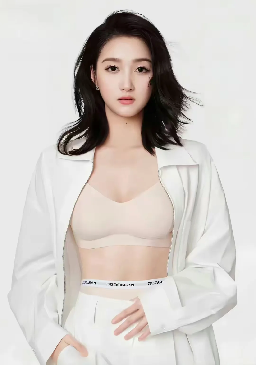 关晓彤:长发及腰，腿长及腰，胸哪去了？