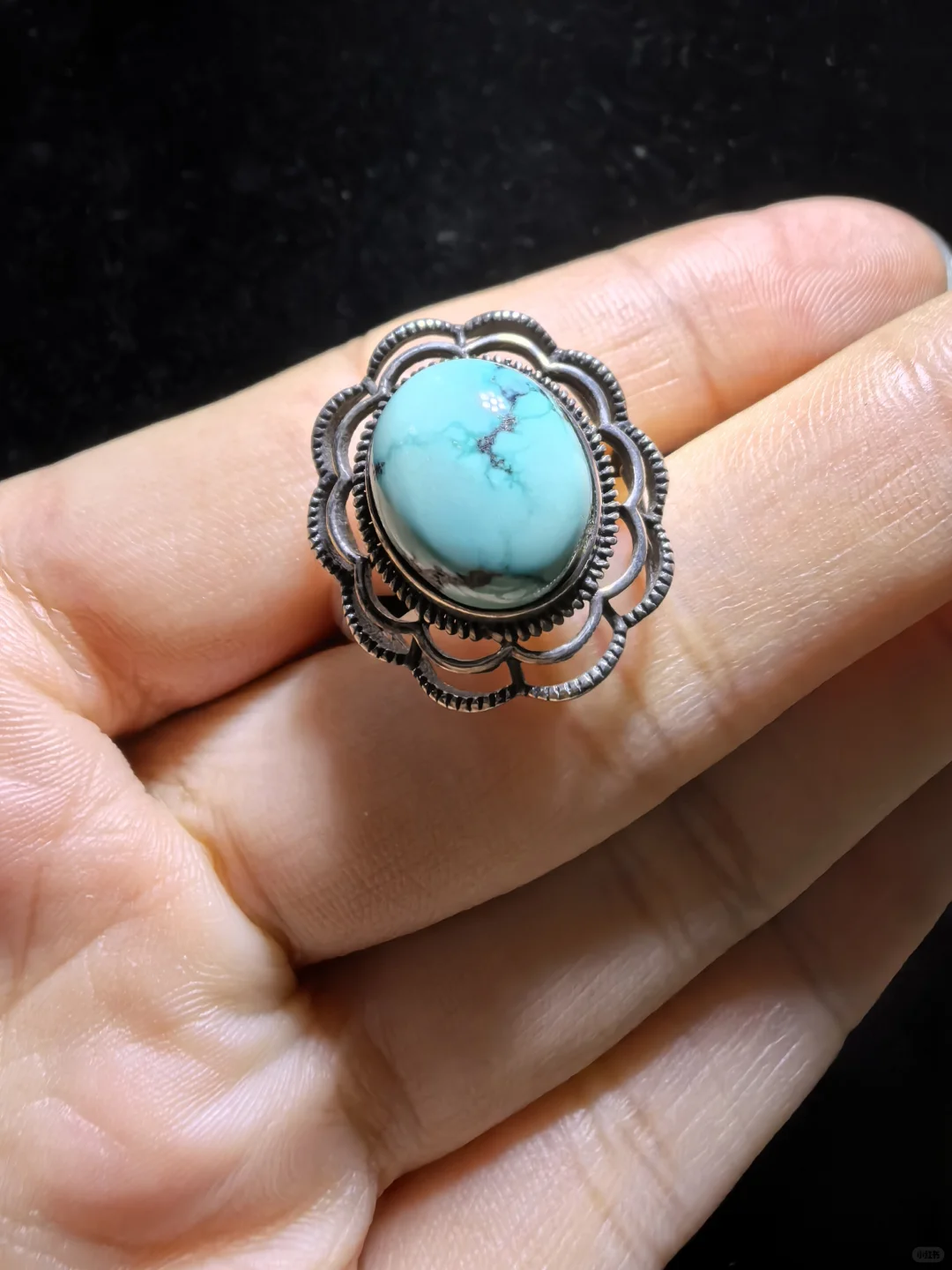 纯天然松石戒指男女款，瓷度密度较高，湖绿