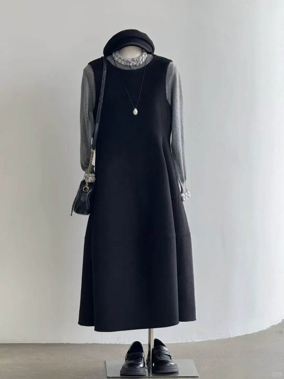 秋冬就爱穿背心裙🖤小黑裙的氛围感绝了