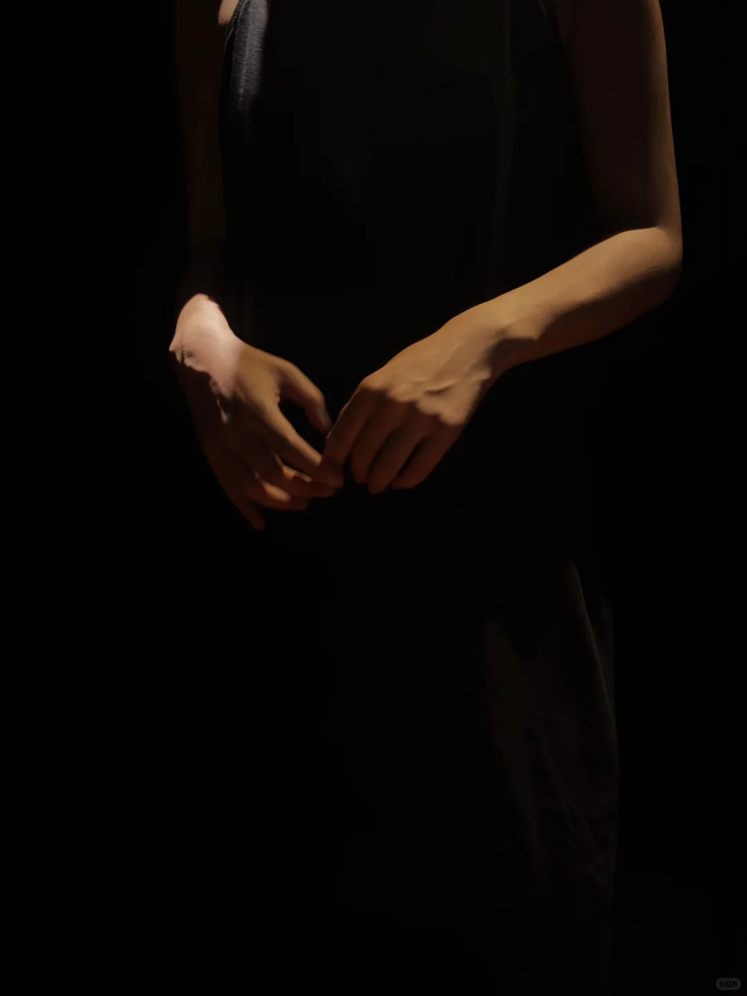 当光穿过运动的线条，黑暗便有了形状