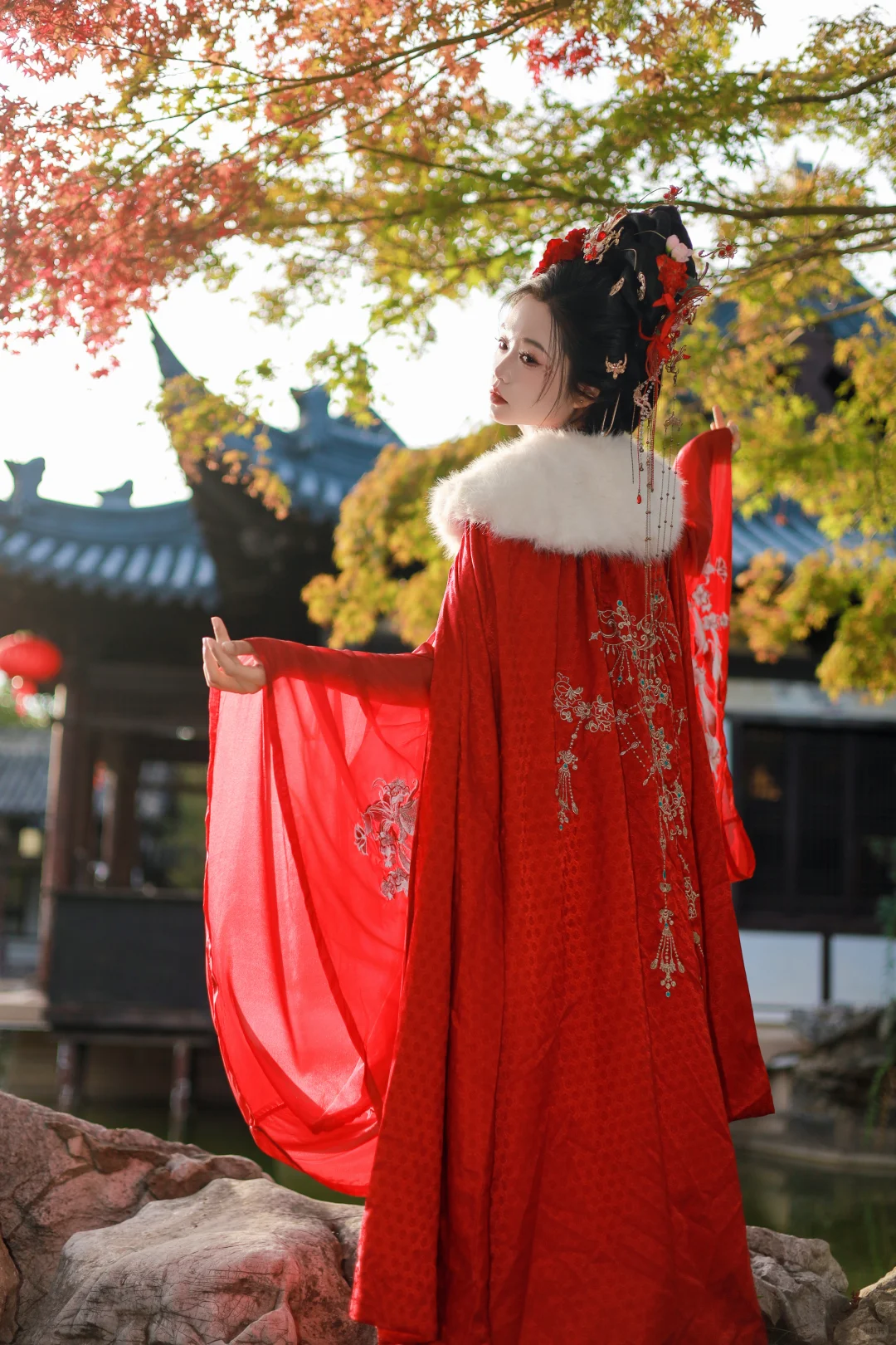 红裙映水，鬓边牡丹，是江南的秋光入了画。