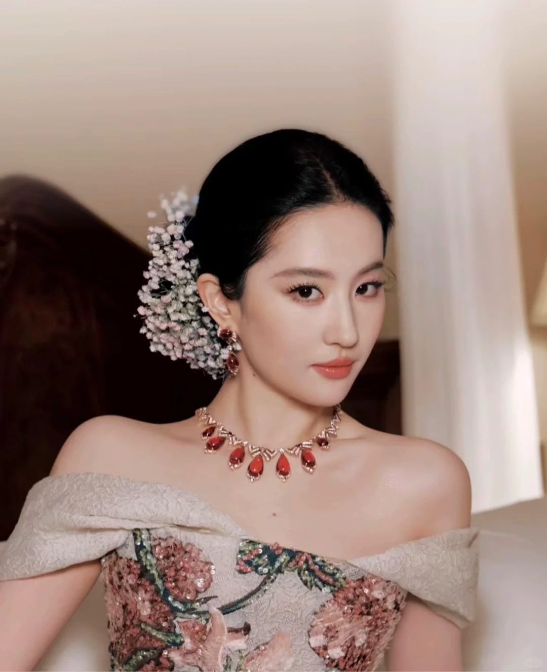 为啥非说我跟刘亦菲女神长得像啊😭😭