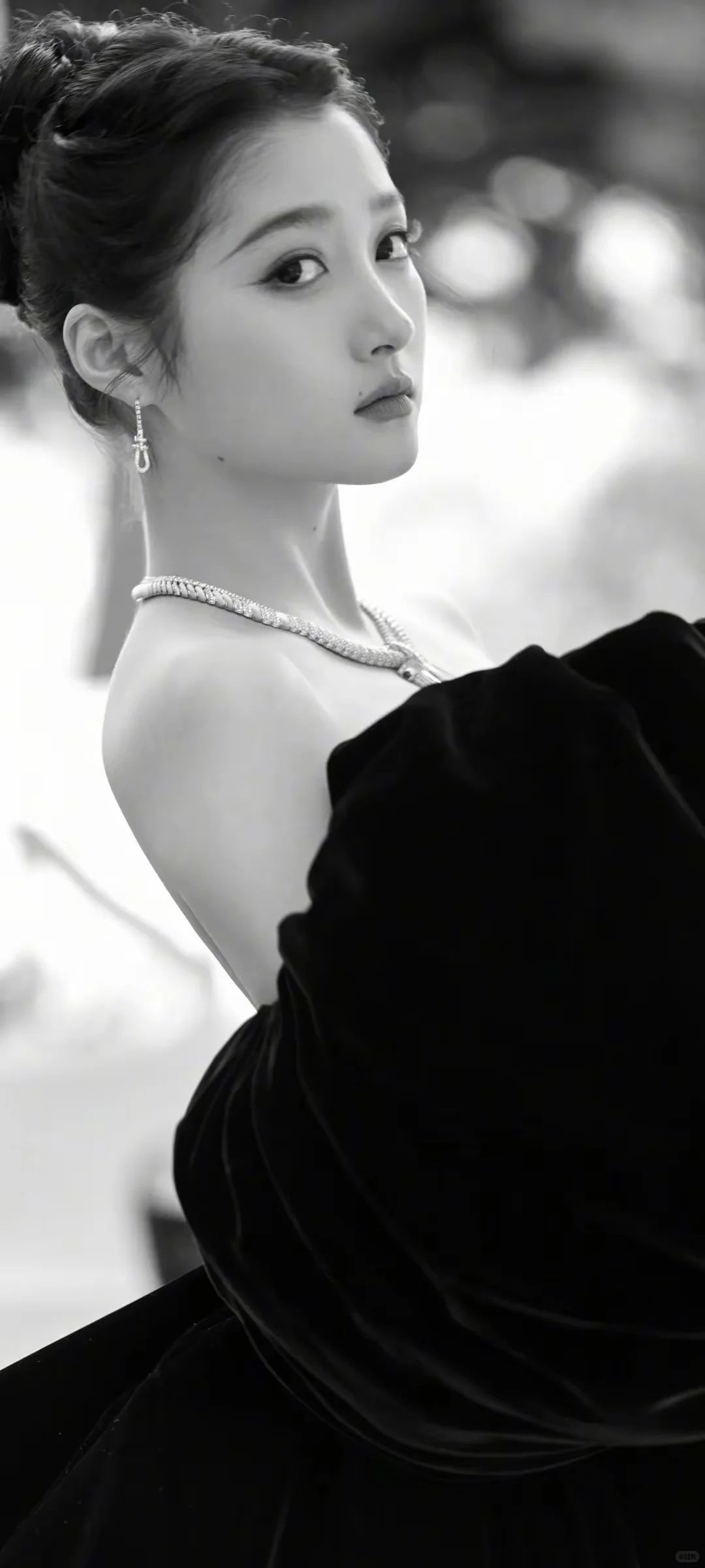 关晓彤:长发及腰，腿长及腰，胸哪去了？