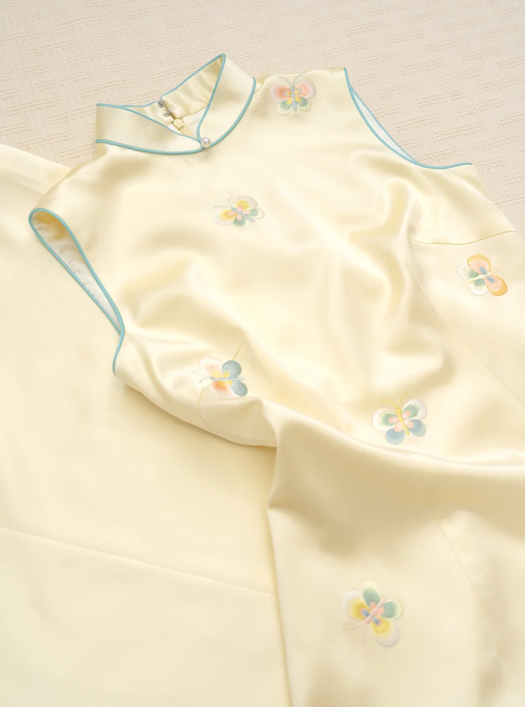 奶fufu的鹅黄小蝴蝶旗袍~