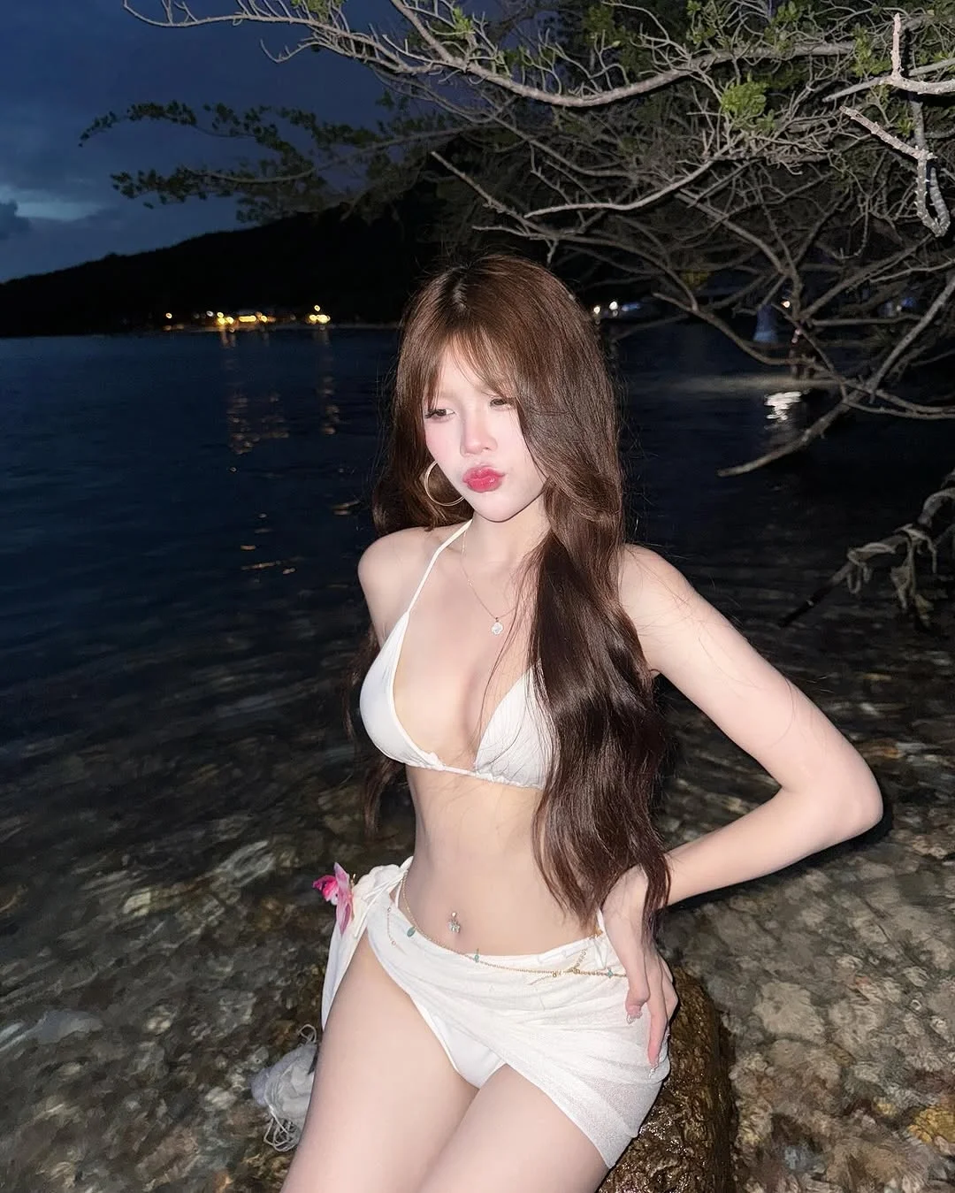 在海里游泳玩水的白月光！