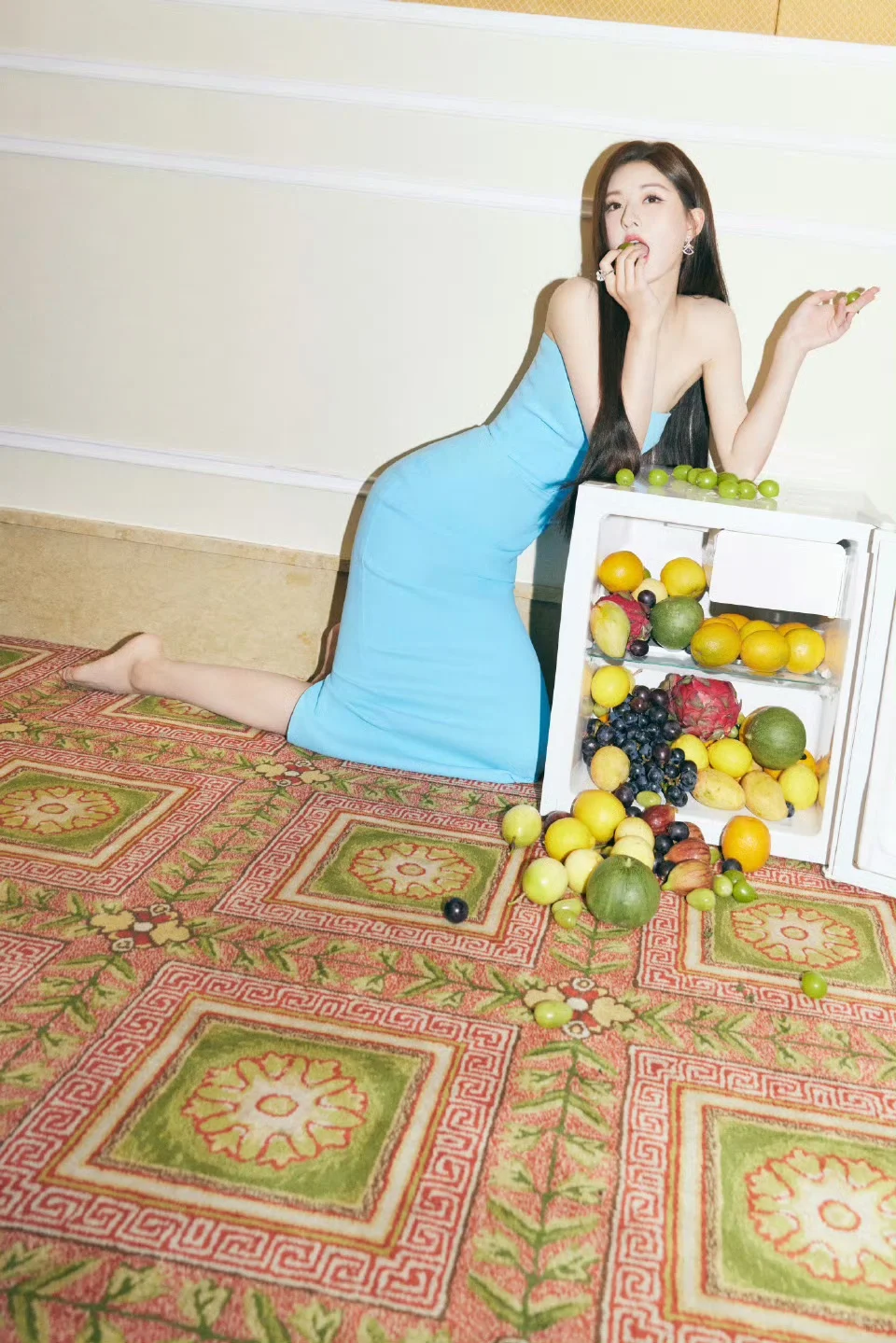 赵露思 蓝色抹胸裙 勒出S曲线