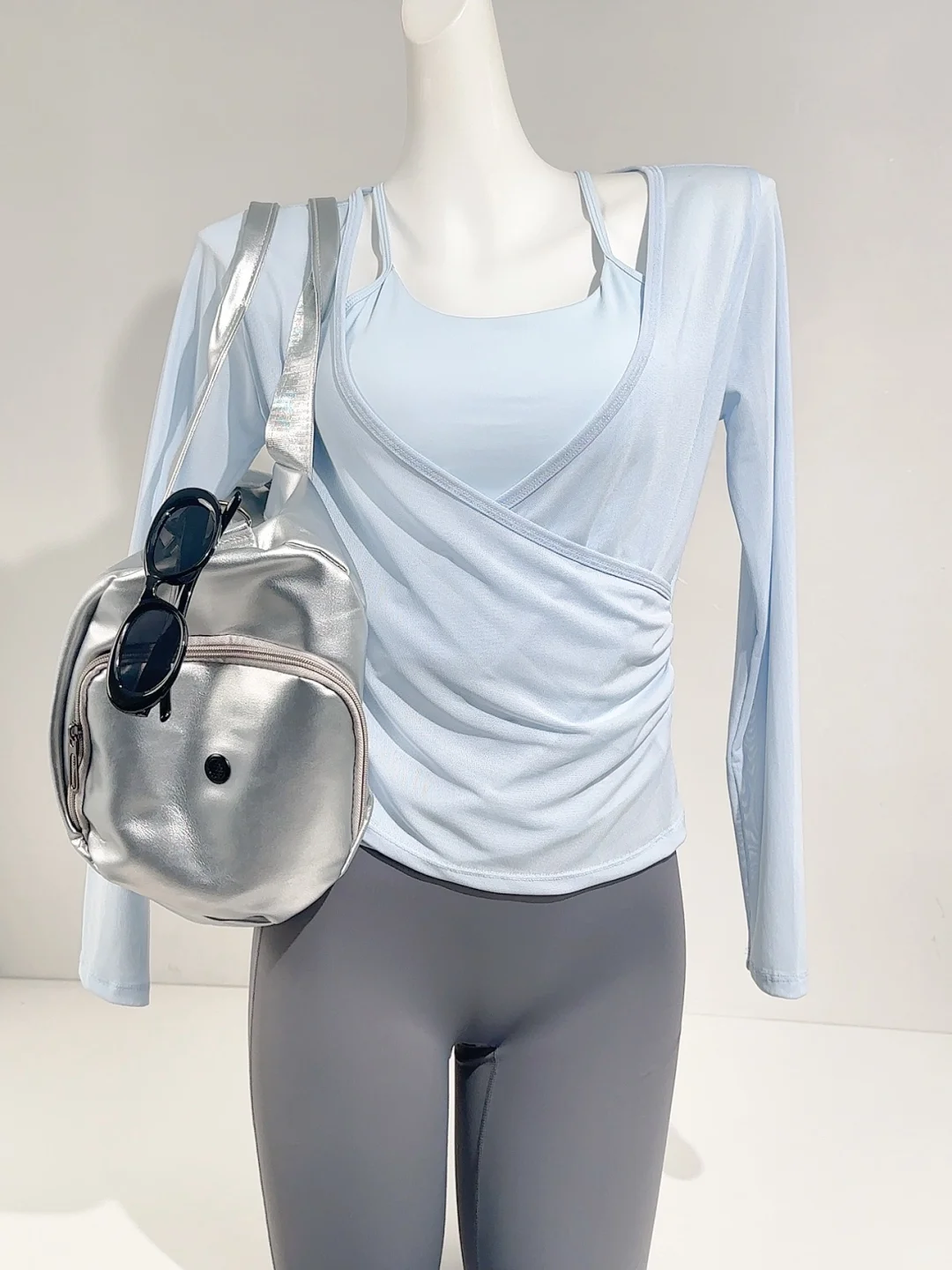 这件“小蛮腰罩衫吊带”直接把腰焊在最细