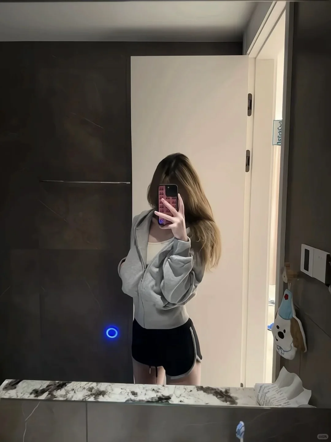 这件白灰色连帽短外套简直是显腰神衣！