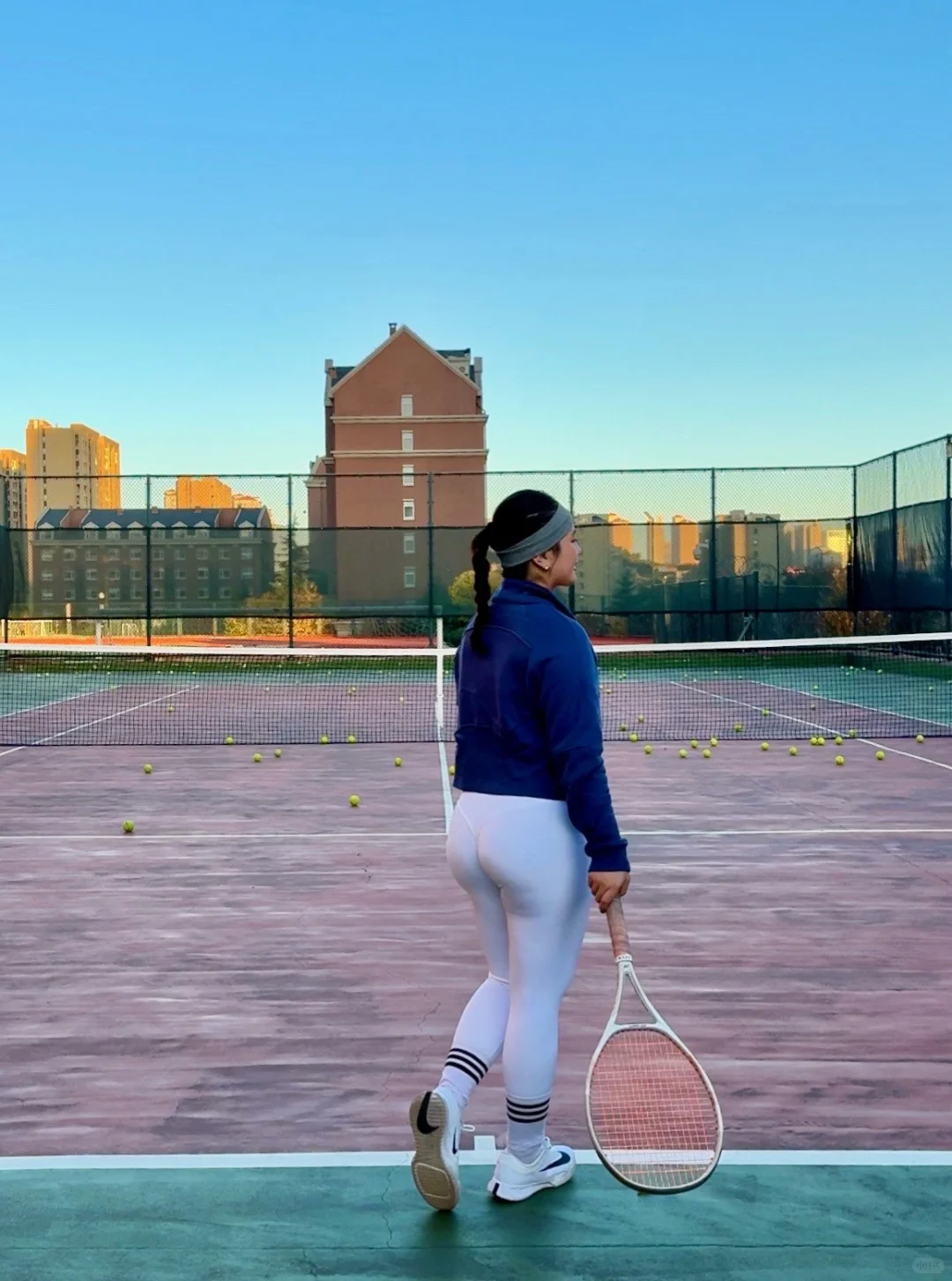 白色瑜伽裤也很适合打网球🎾