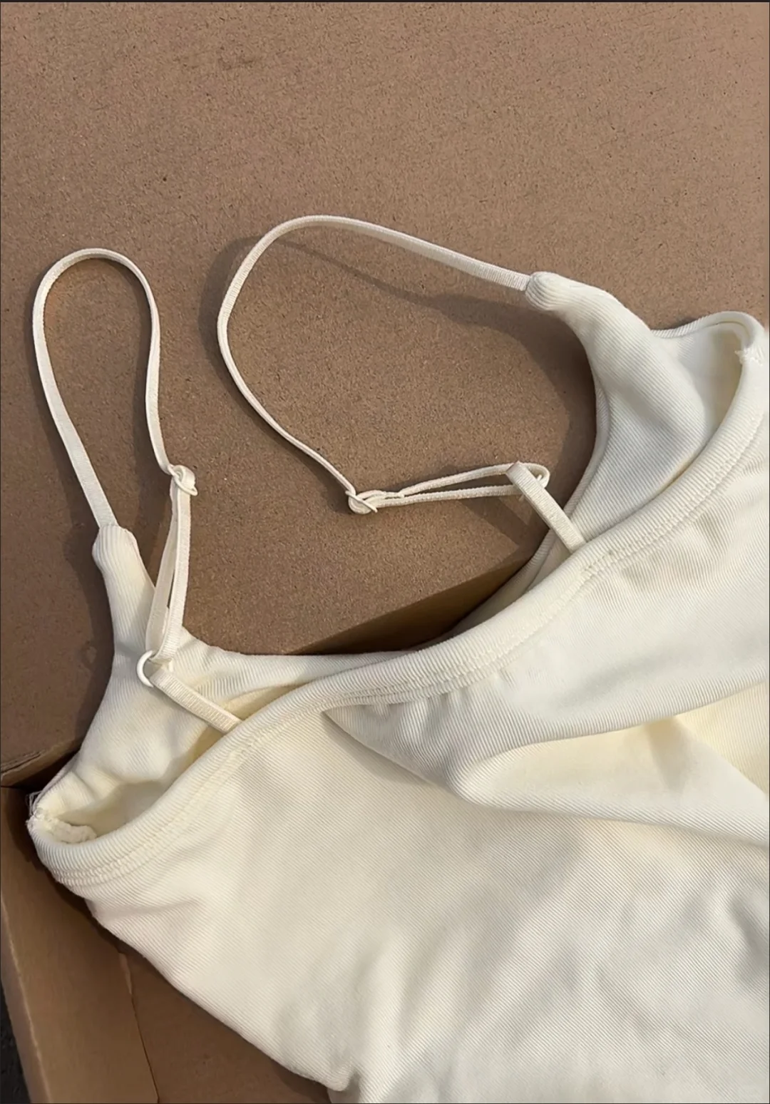 女大学生闲置自带胸垫吊带背心，直出