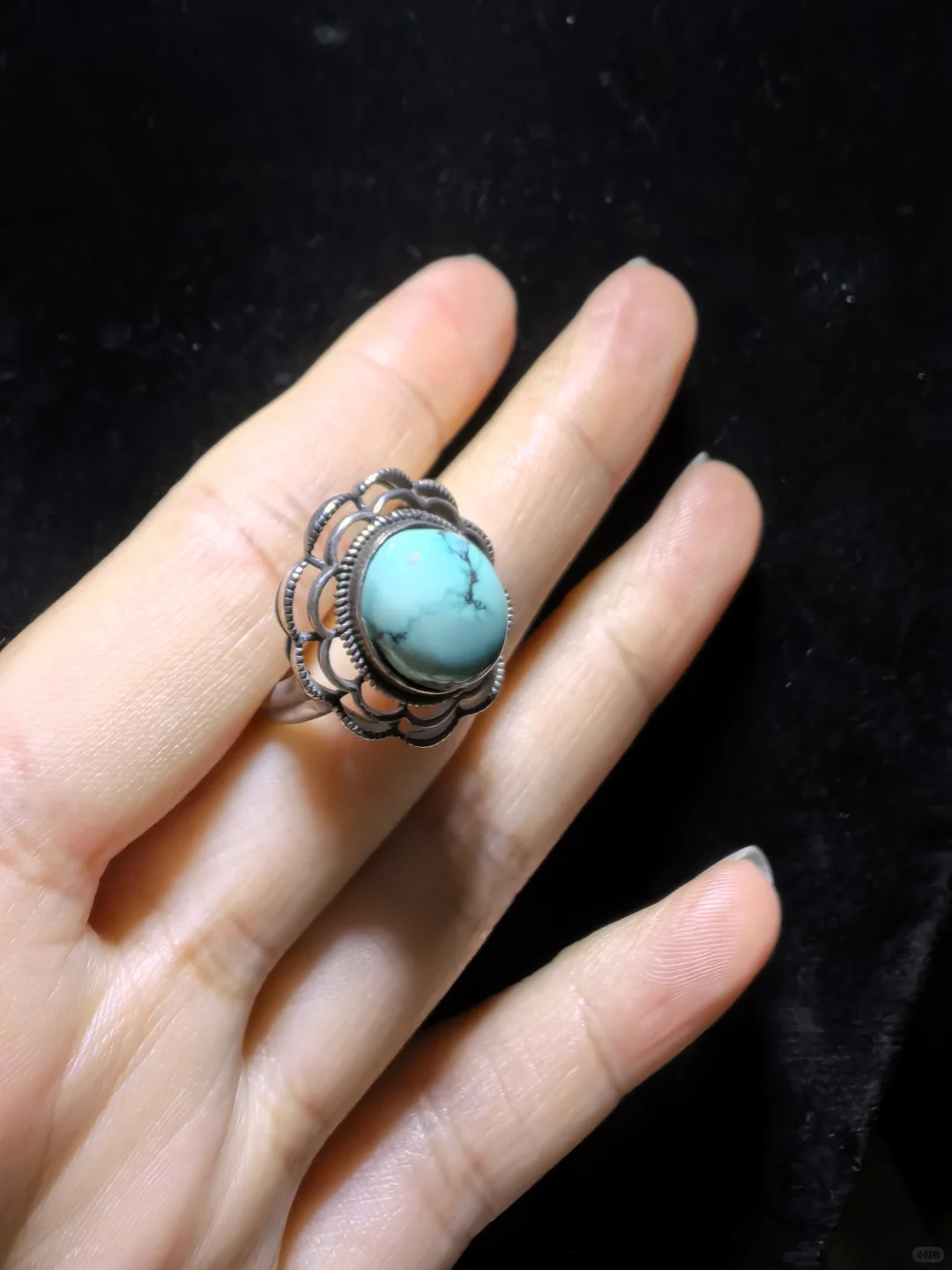 纯天然松石戒指男女款，瓷度密度较高，湖绿