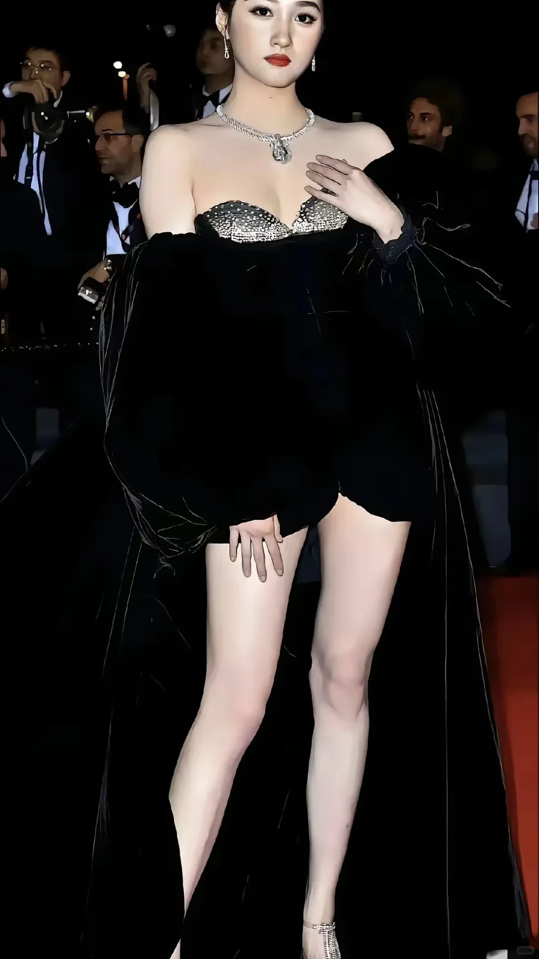 关晓彤:长发及腰，腿长及腰，胸哪去了？