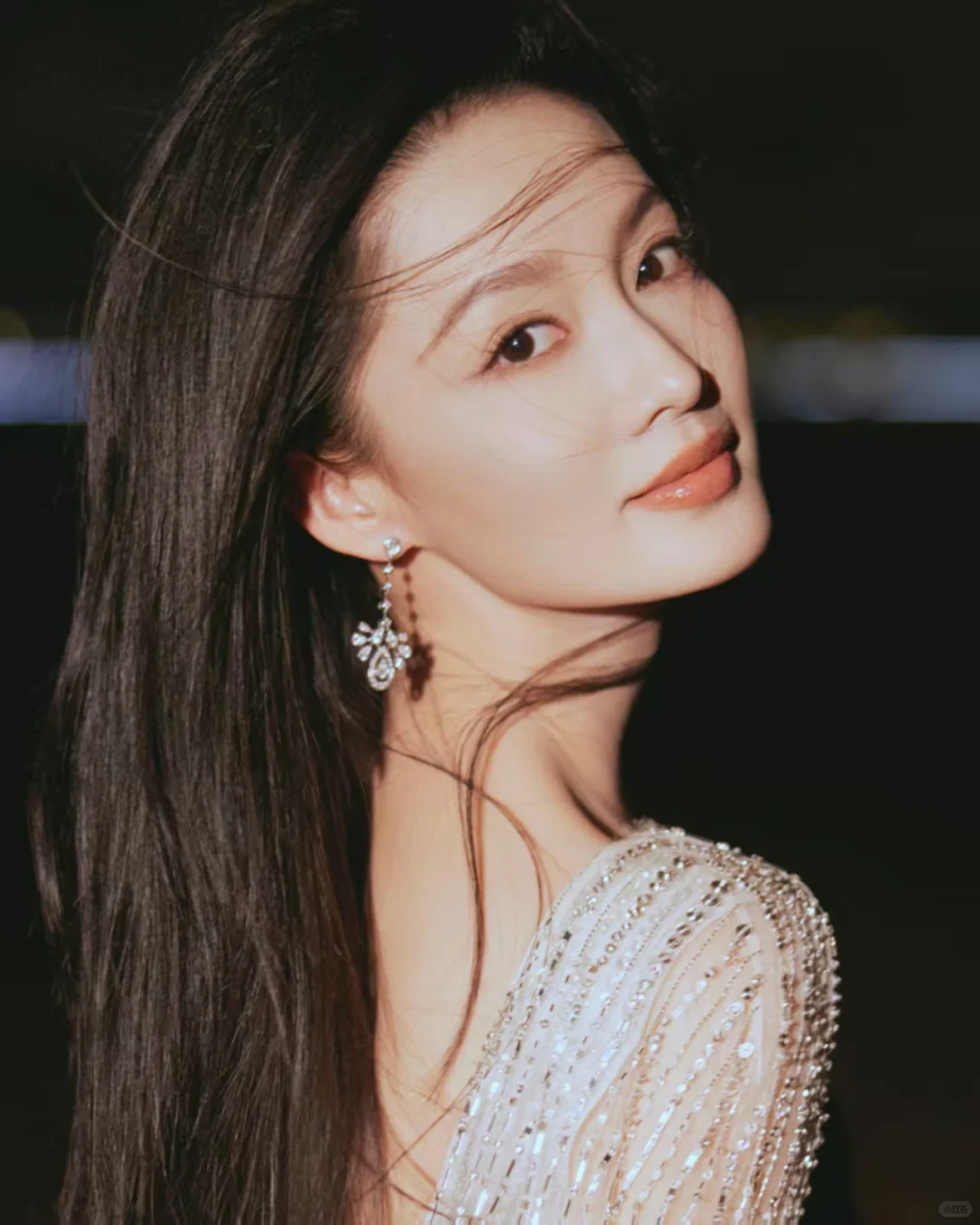 李沁 碎钻月光裙 开衩露美腿