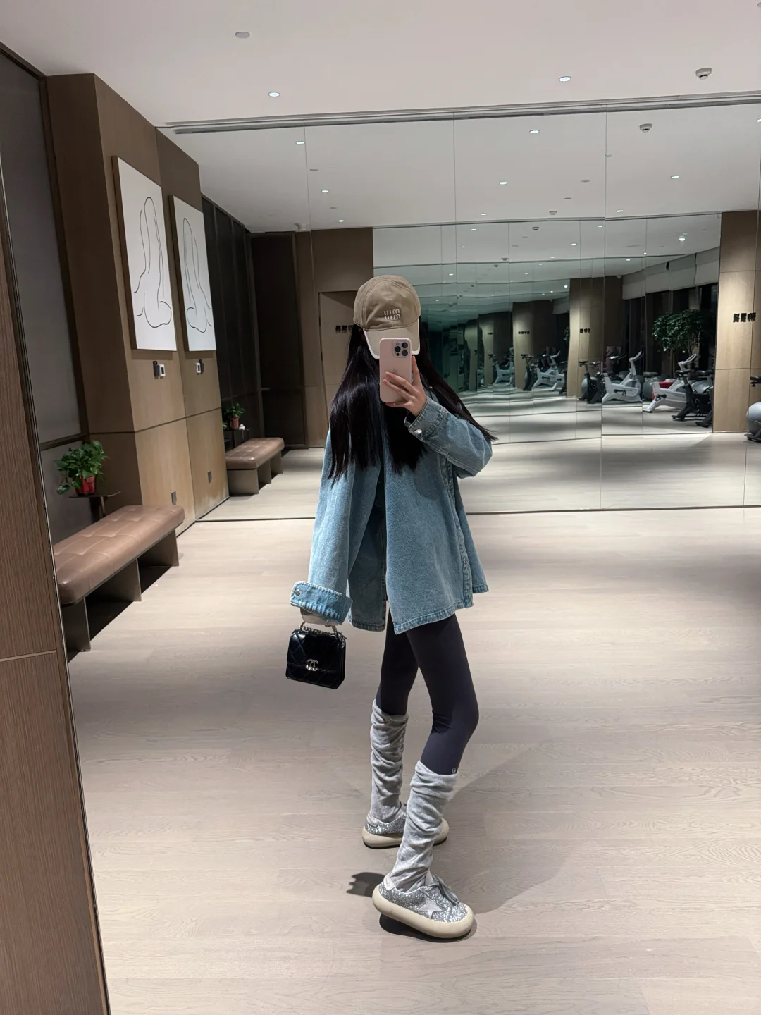 中年少女穿搭：马甲➕瑜伽裤➕牛仔衬衫叠穿