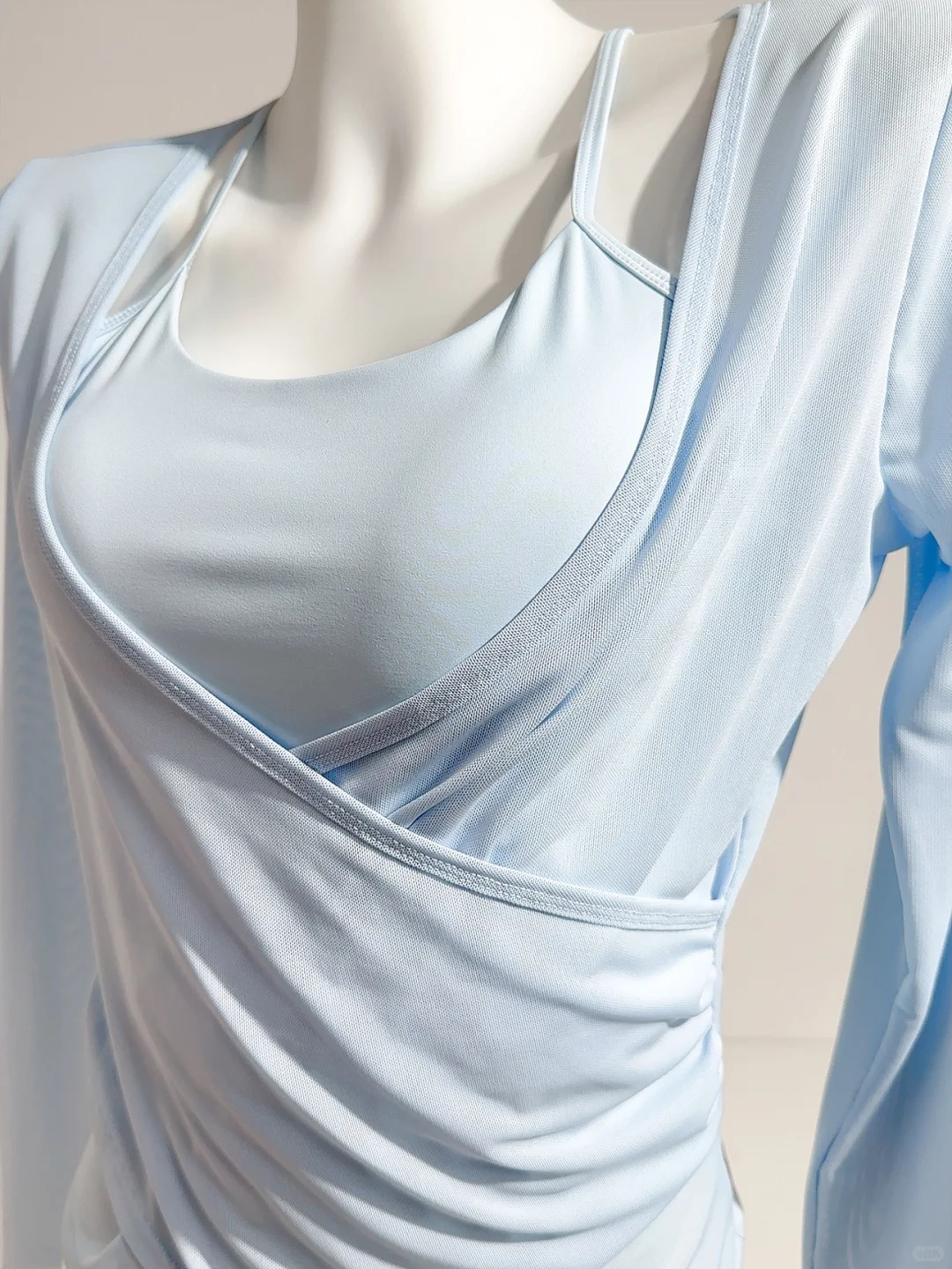 这件“小蛮腰罩衫吊带”直接把腰焊在最细