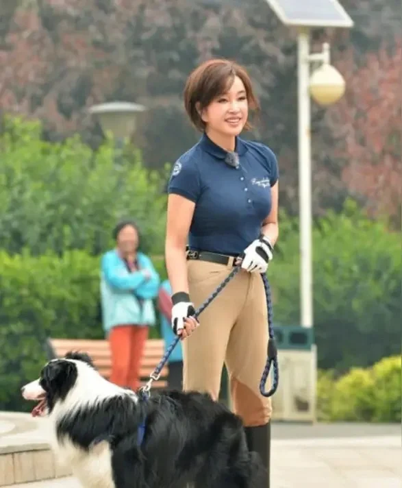 75岁刘晓庆肌肉腿引热议：自律才是对抗时光