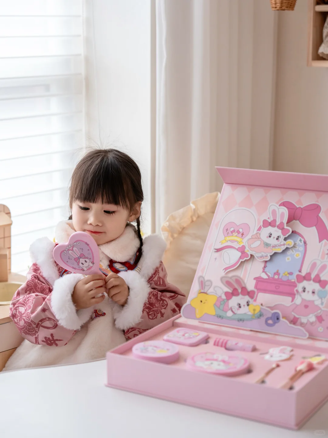 娃的爱美初体验，这套儿童彩妆我能吹爆它！