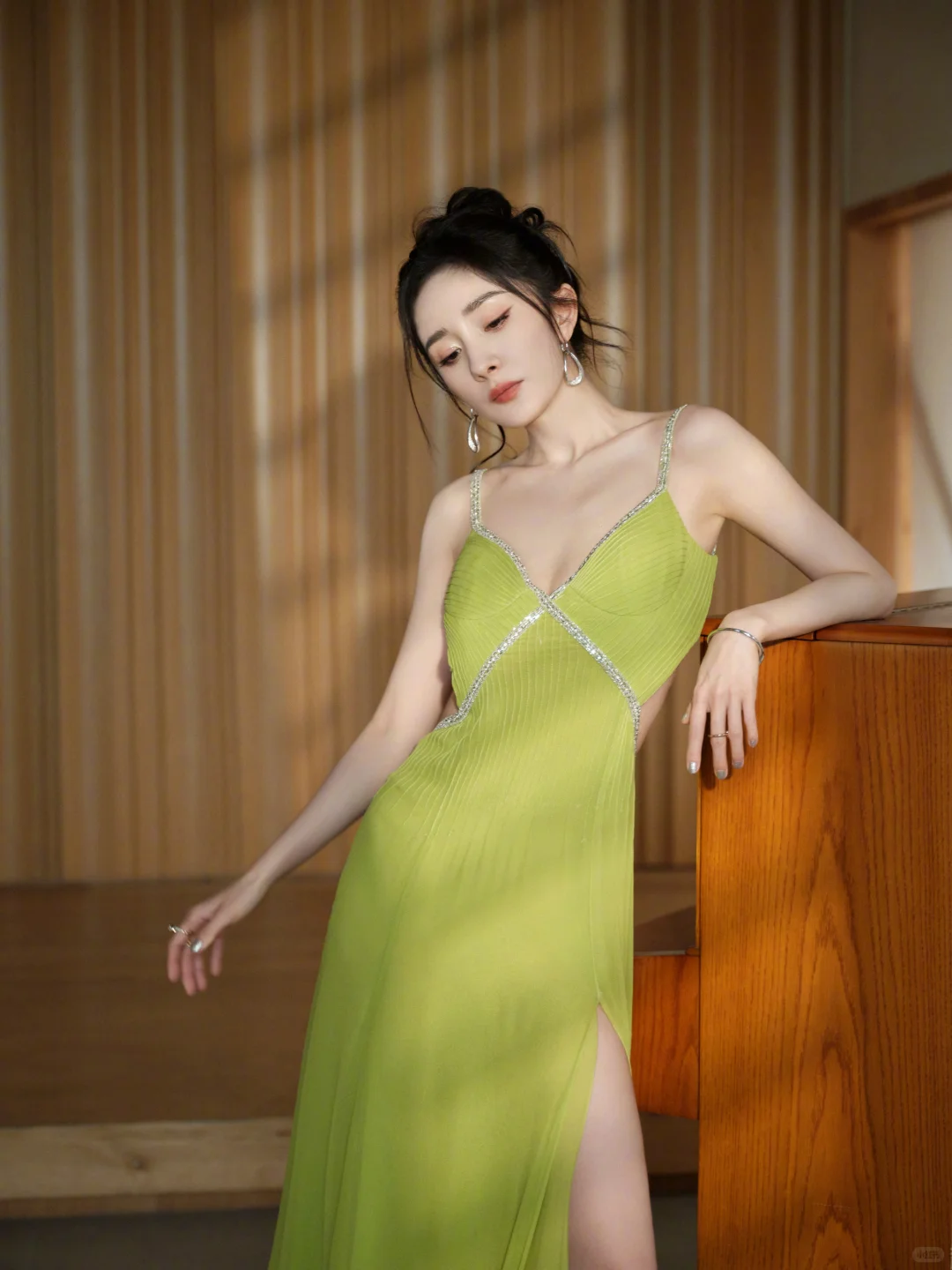 杨幂 美腰蝴蝶背 开衩大长腿