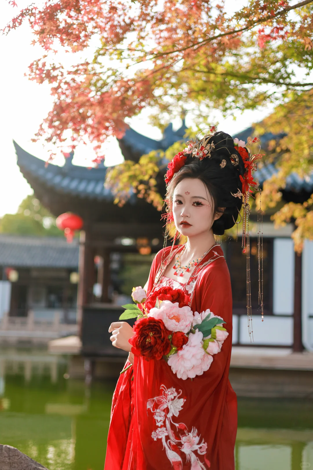 红裙映水，鬓边牡丹，是江南的秋光入了画。