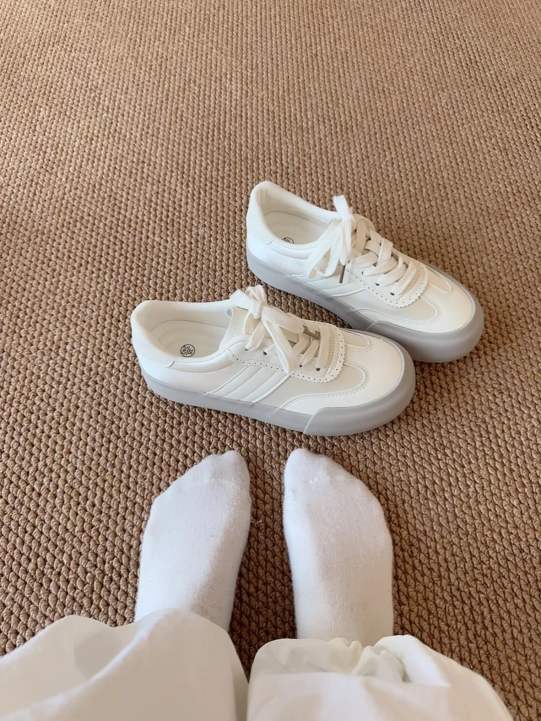 我的鞋柜一角，鞋子太多啦～