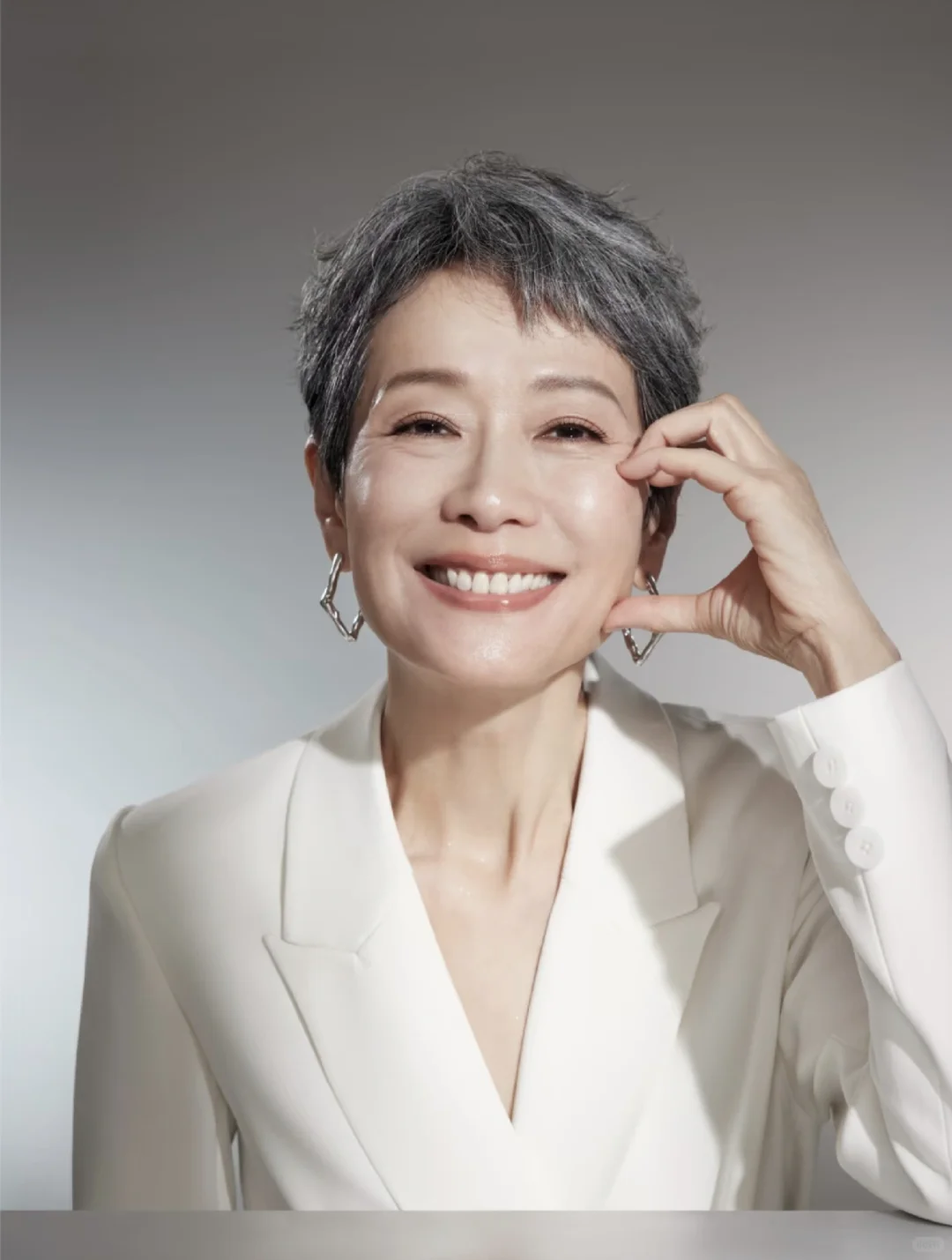 叶童：从许仙到乘风姐姐，62岁活成银发超模