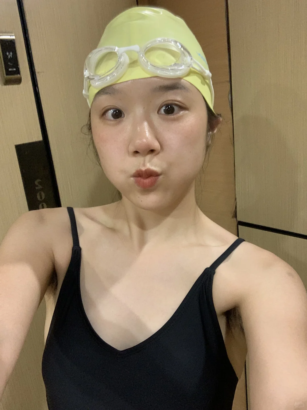 降温了也要游泳