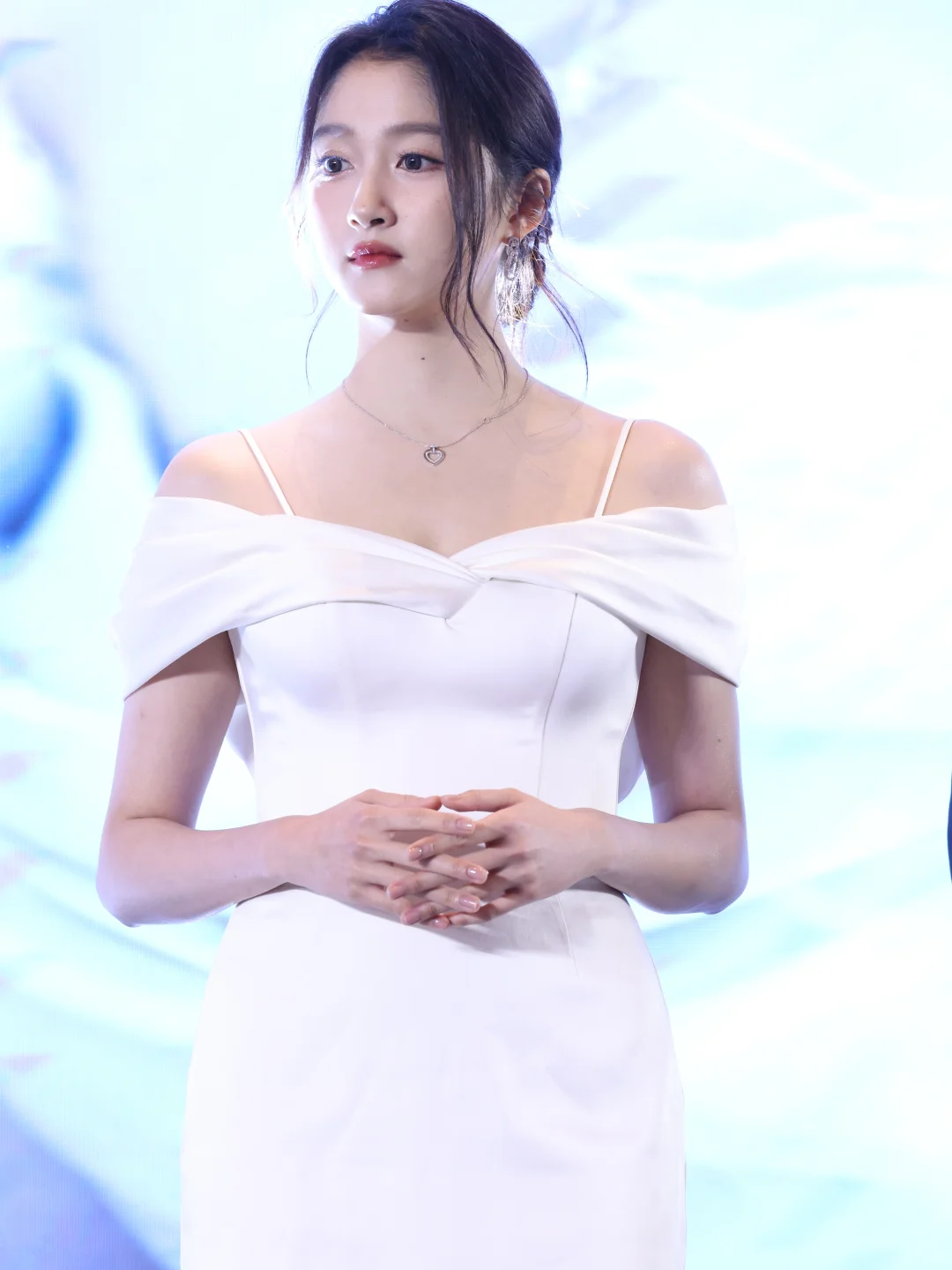 关晓彤活动生图，一字肩吊带裙身材比例惊人