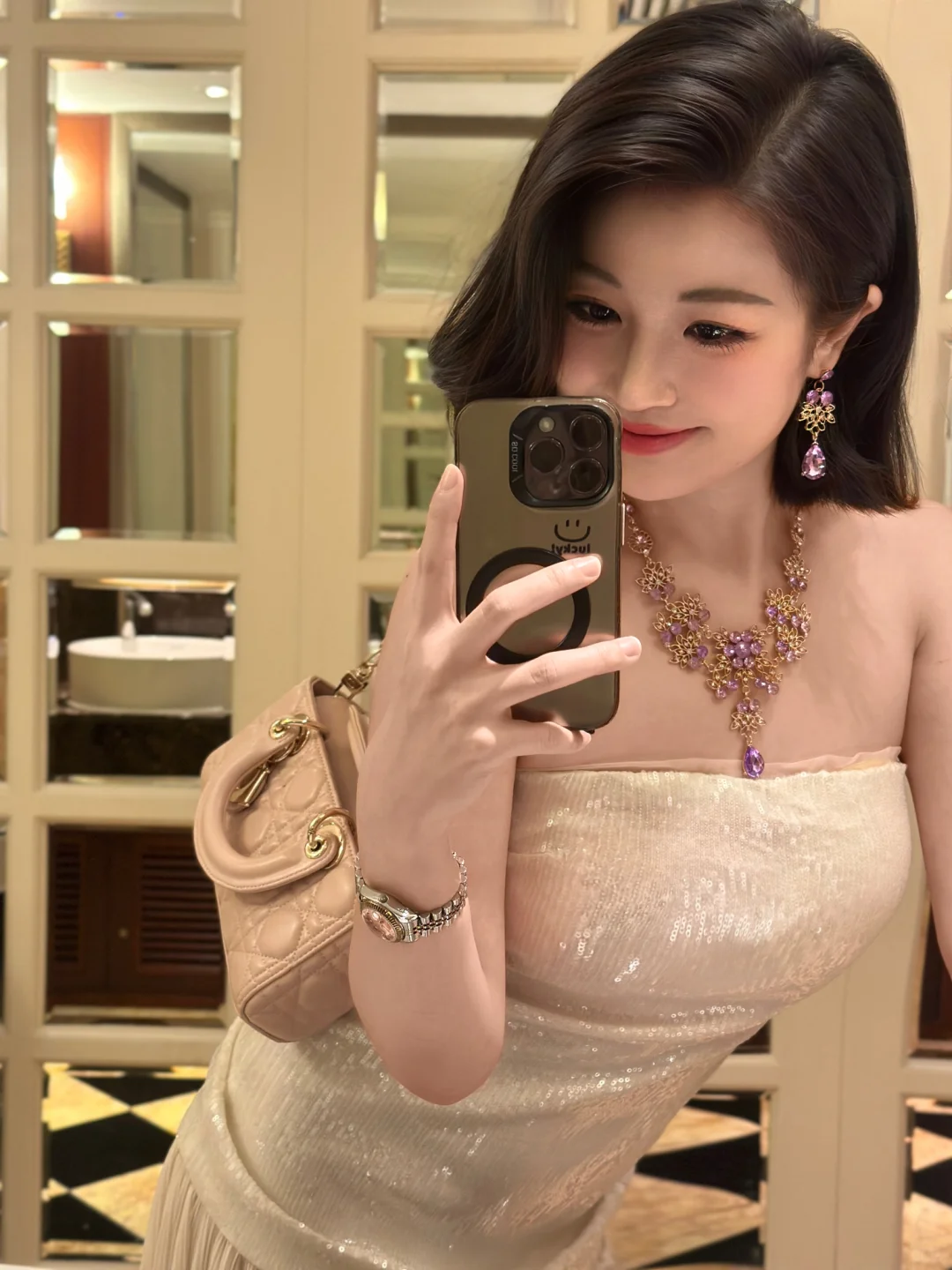 精致短发俏佳人