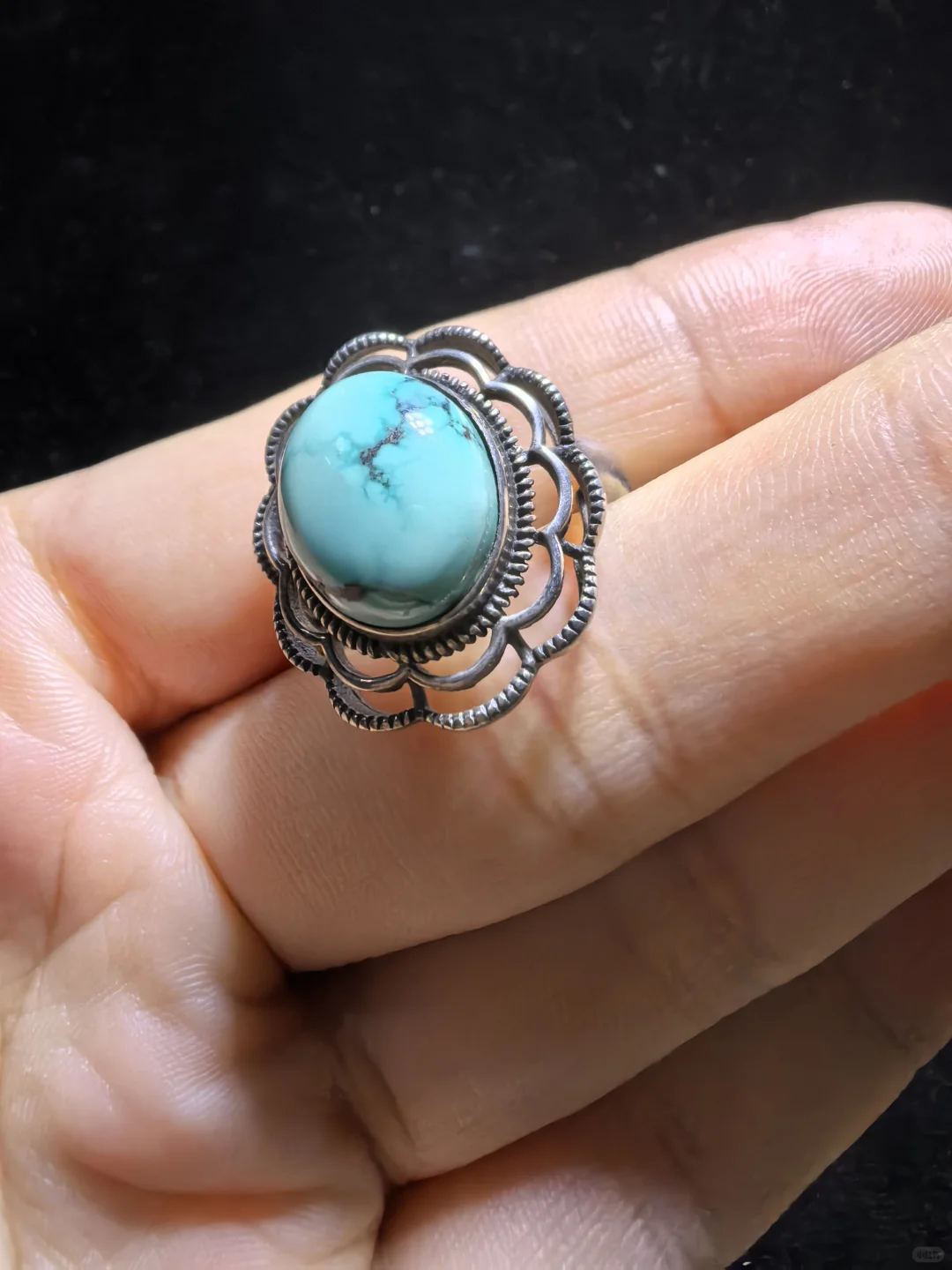 纯天然松石戒指男女款，瓷度密度较高，湖绿