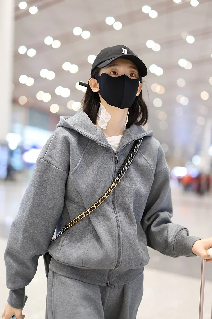 张艺凡灰色运动套装休闲时尚又舒适