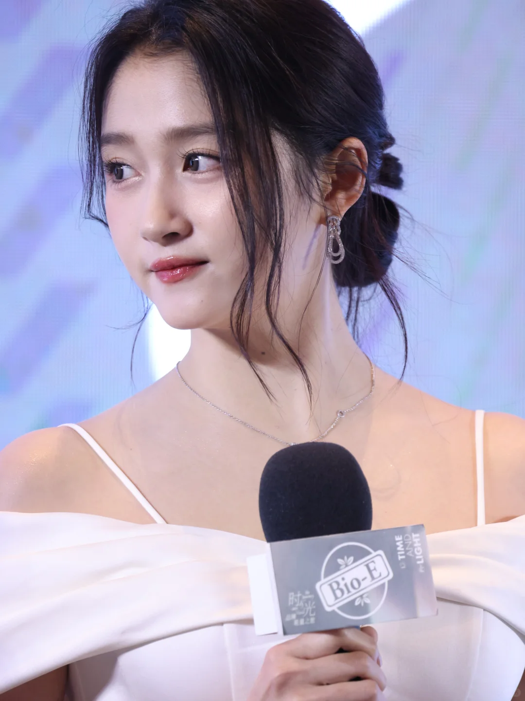 关晓彤活动生图，一字肩吊带裙身材比例惊人