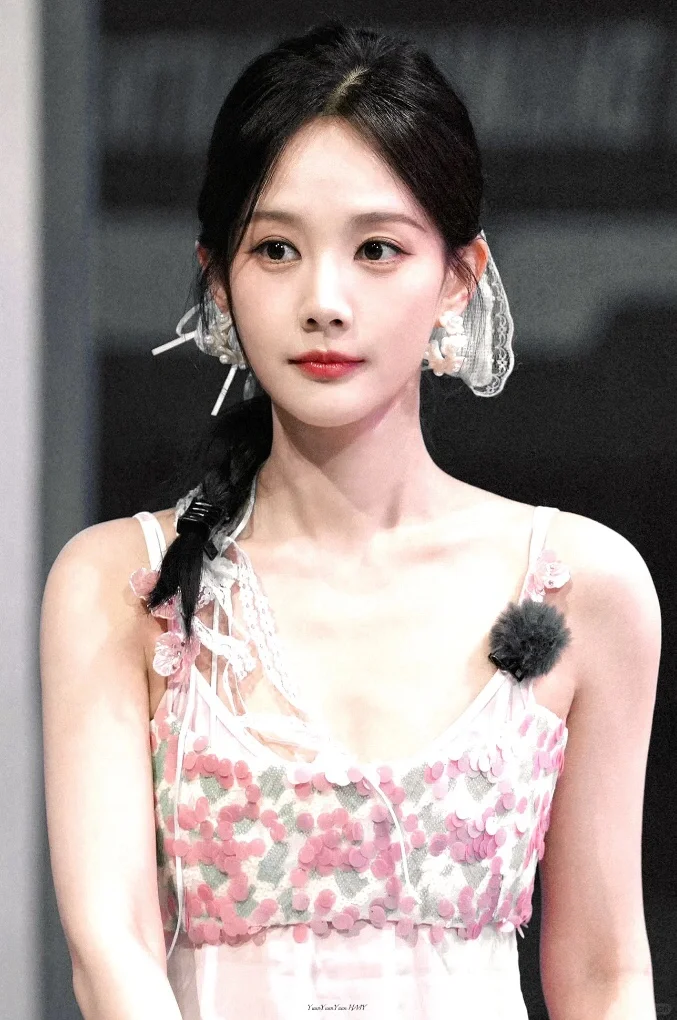 挑战发一百位女明星神图17(李一桐)