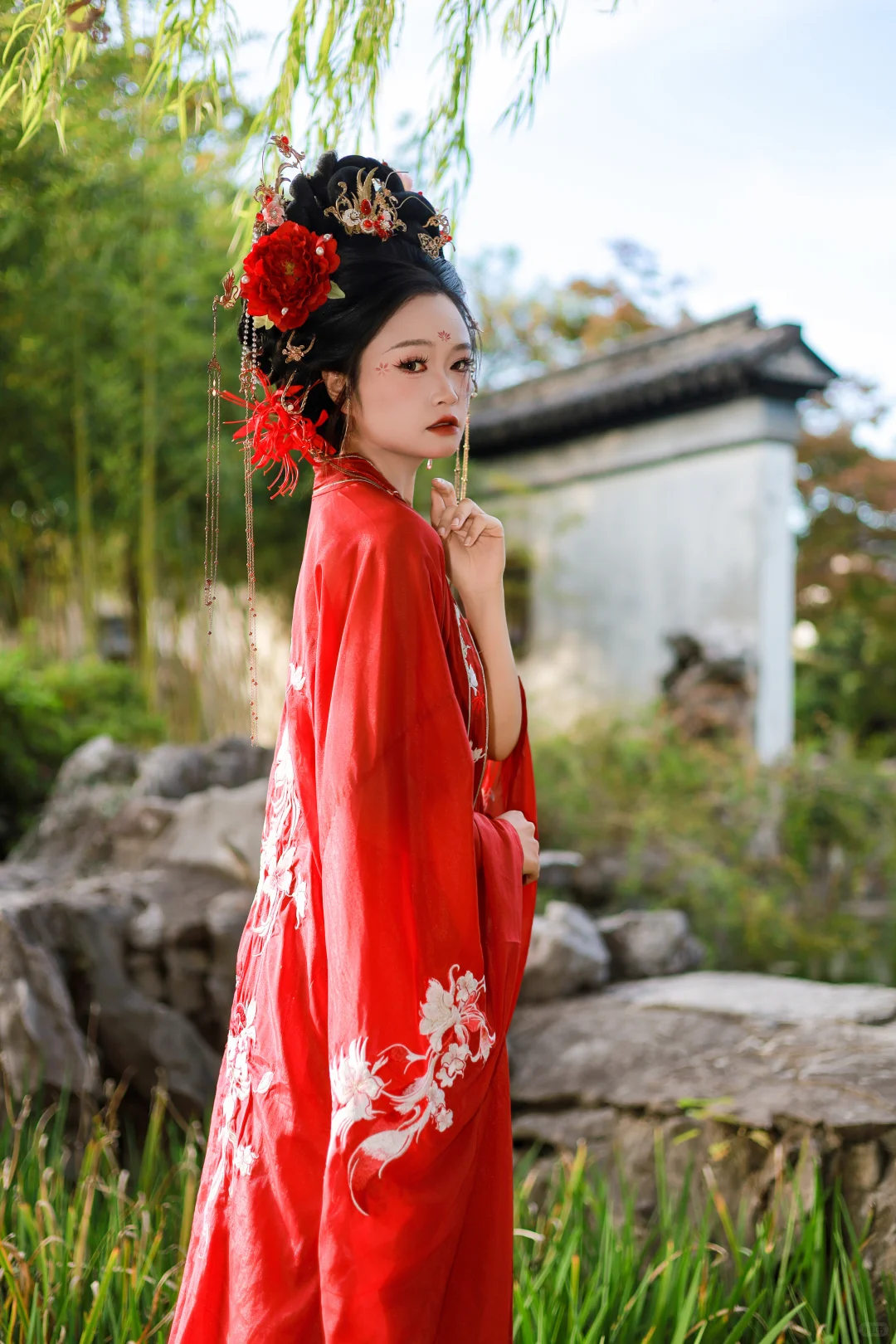 红裙映水，鬓边牡丹，是江南的秋光入了画。