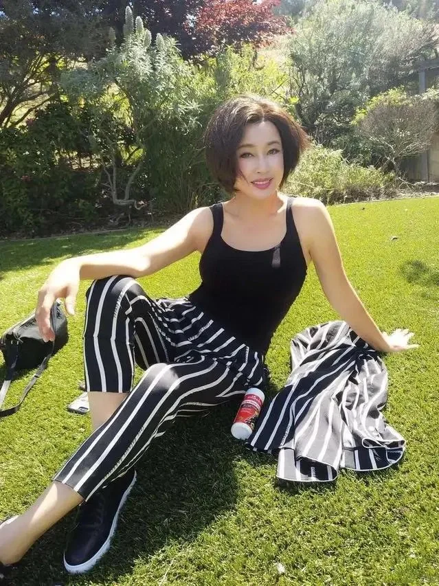 75岁刘晓庆肌肉腿引热议：自律才是对抗时光