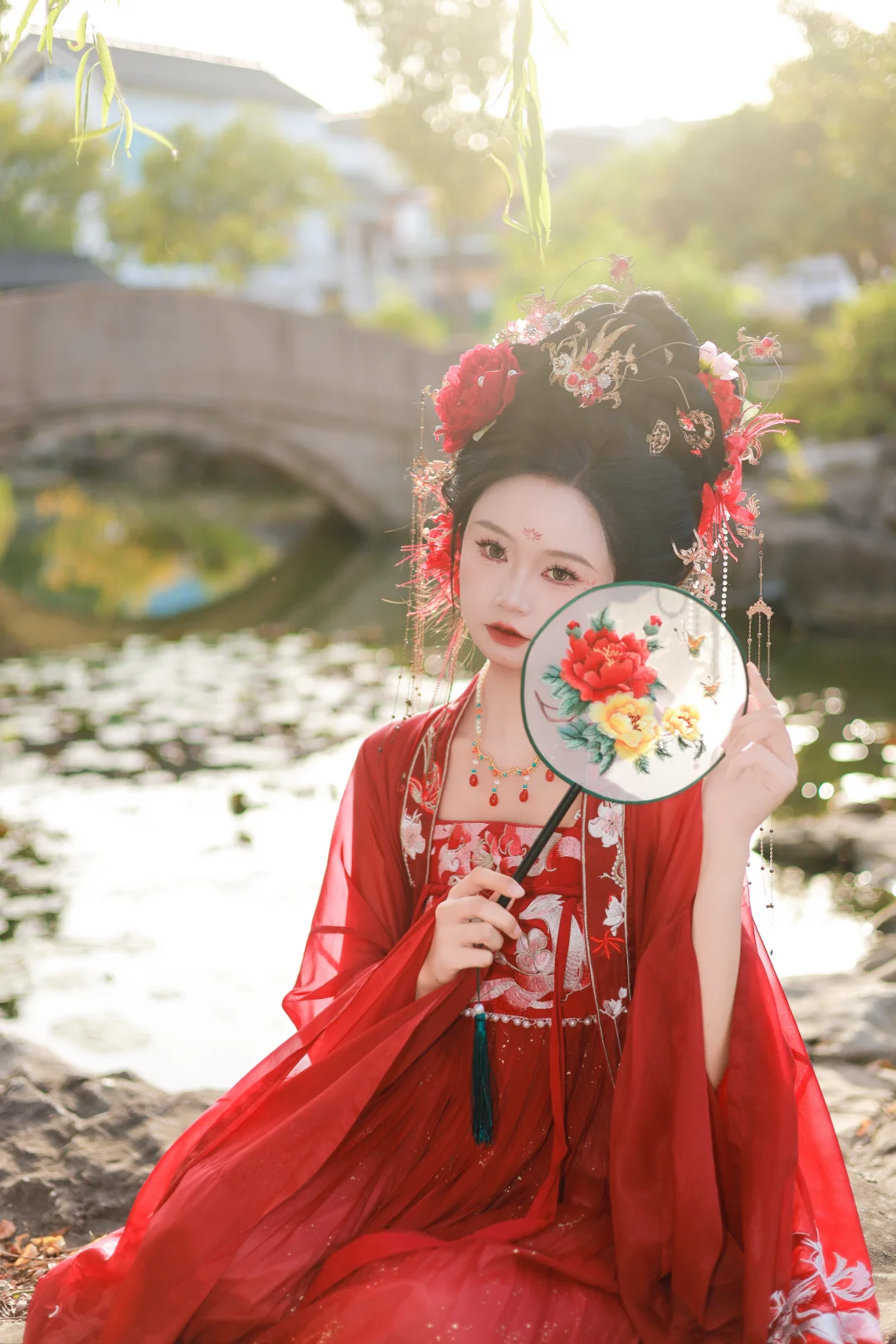 红裙映水，鬓边牡丹，是江南的秋光入了画。
