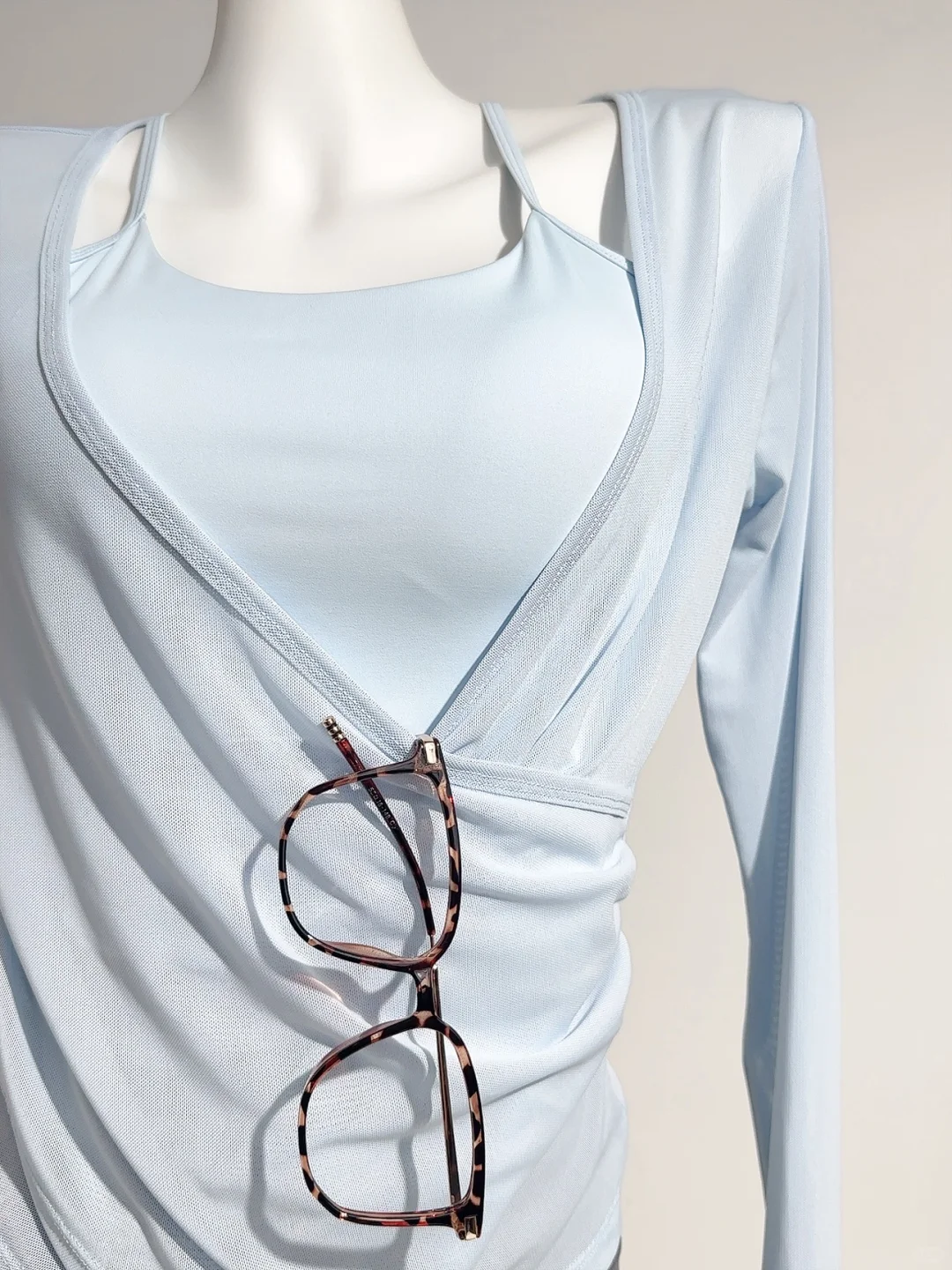 这件“小蛮腰罩衫吊带”直接把腰焊在最细