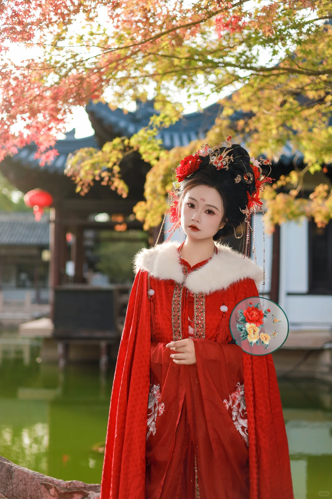 红裙映水，鬓边牡丹，是江南的秋光入了画。