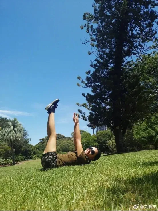 75岁刘晓庆肌肉腿引热议：自律才是对抗时光