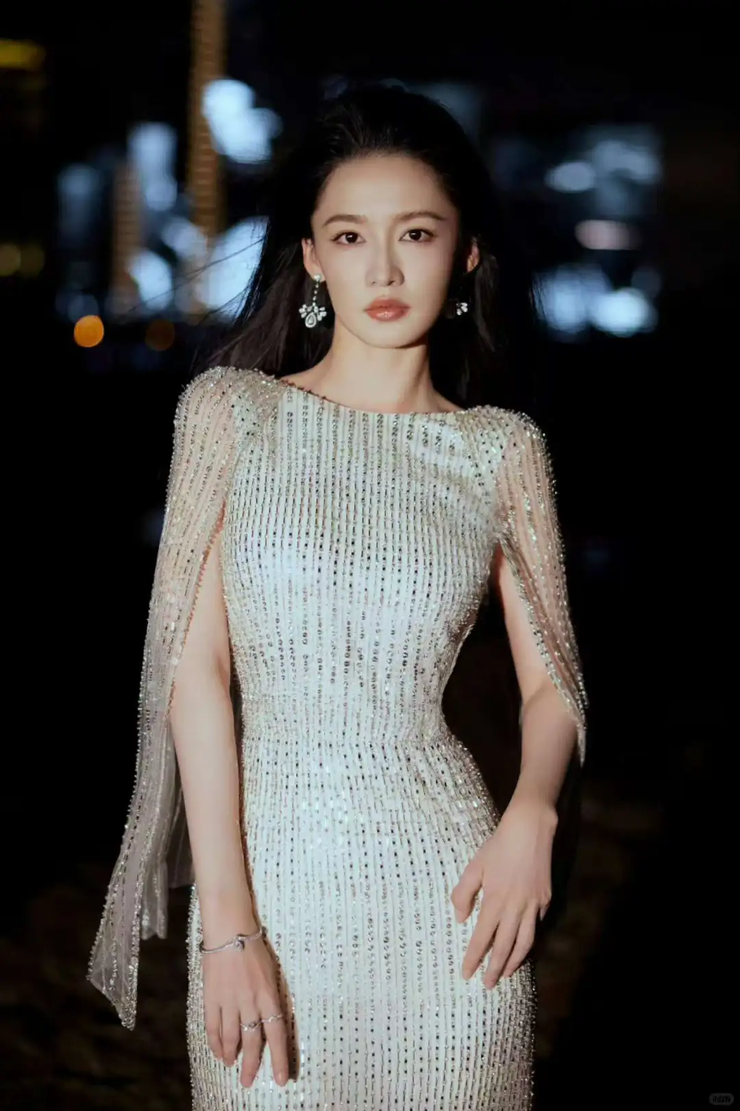 李沁 碎钻月光裙 开衩露美腿