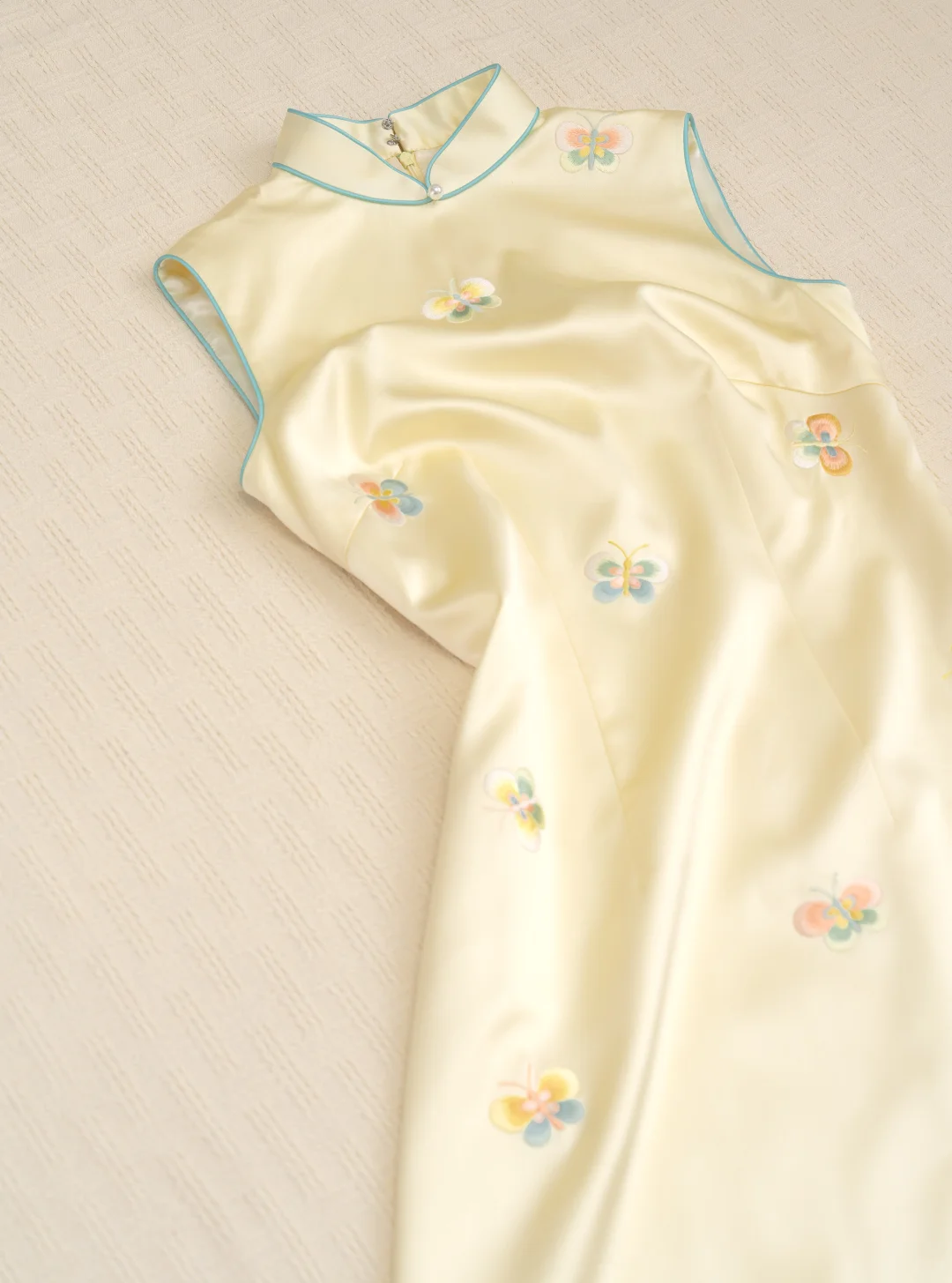 奶fufu的鹅黄小蝴蝶旗袍~