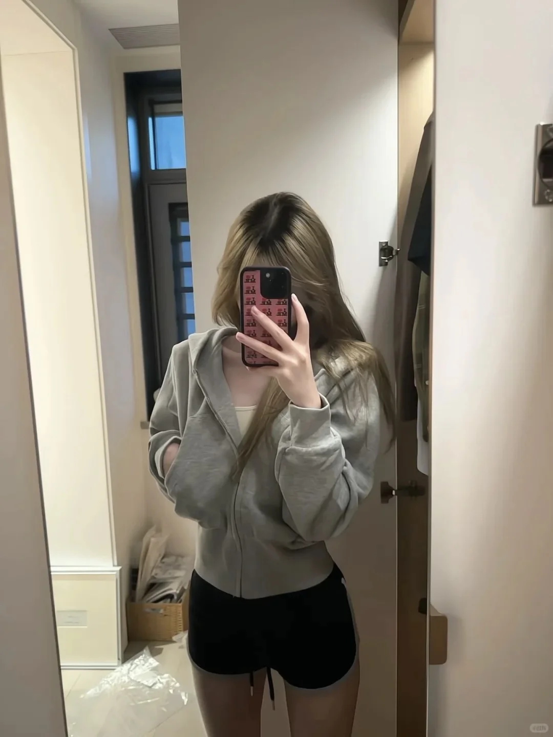 这件白灰色连帽短外套简直是显腰神衣！