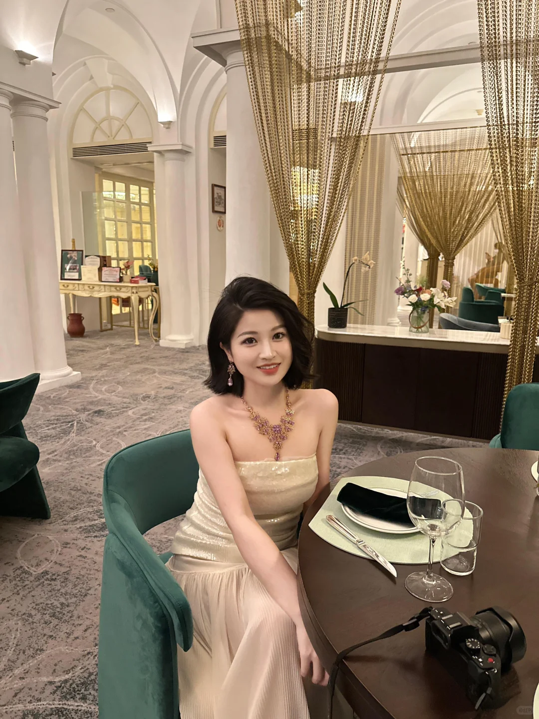 精致短发俏佳人