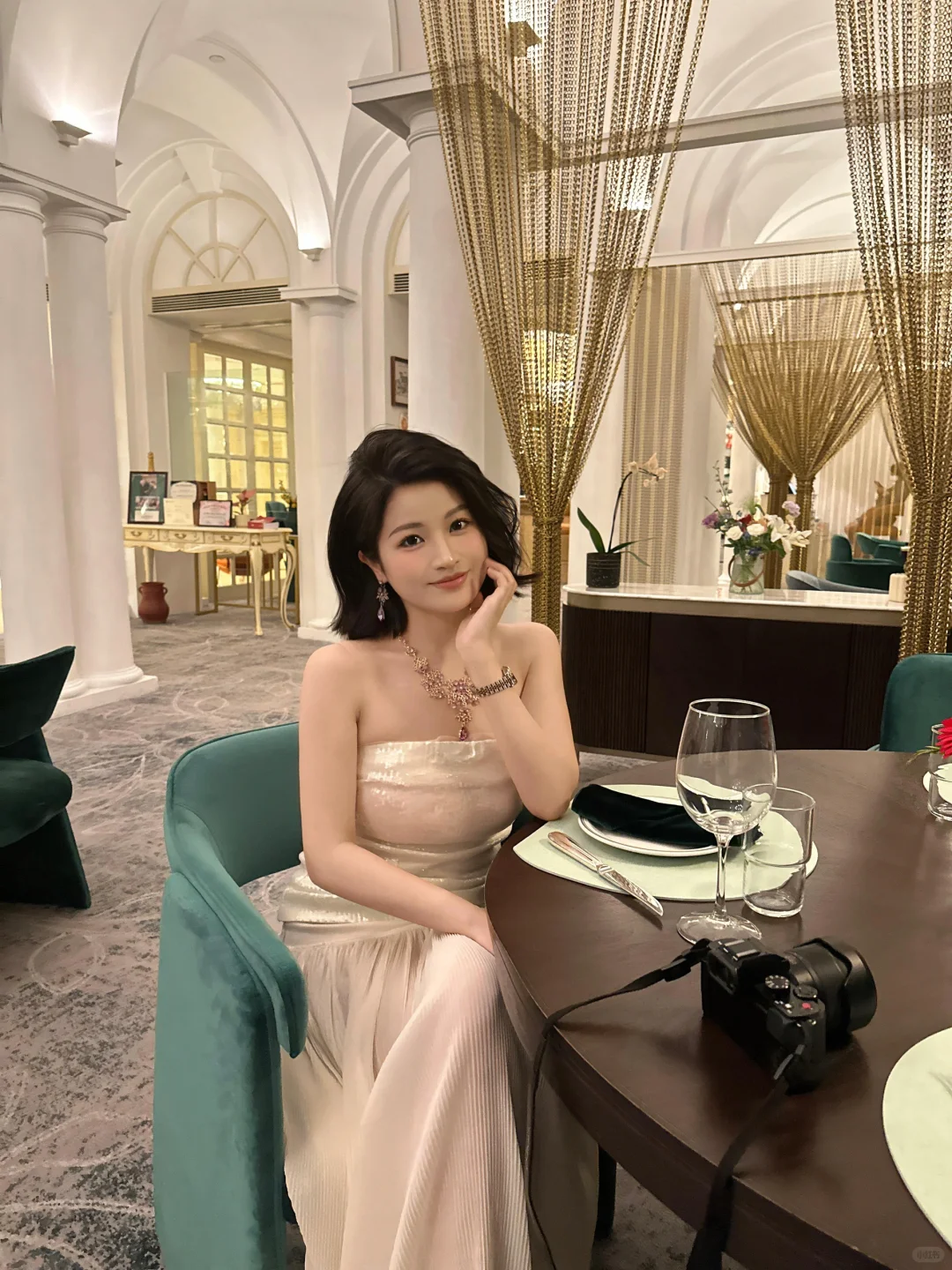 精致短发俏佳人