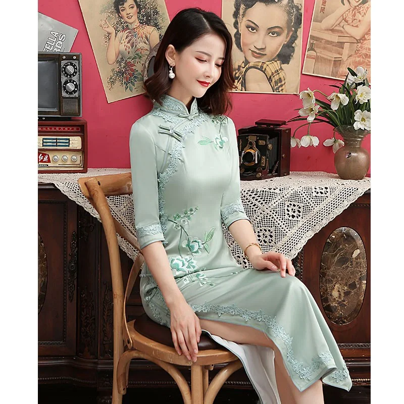 旗装丽女显窈窕，地仰天倾山水娇 |